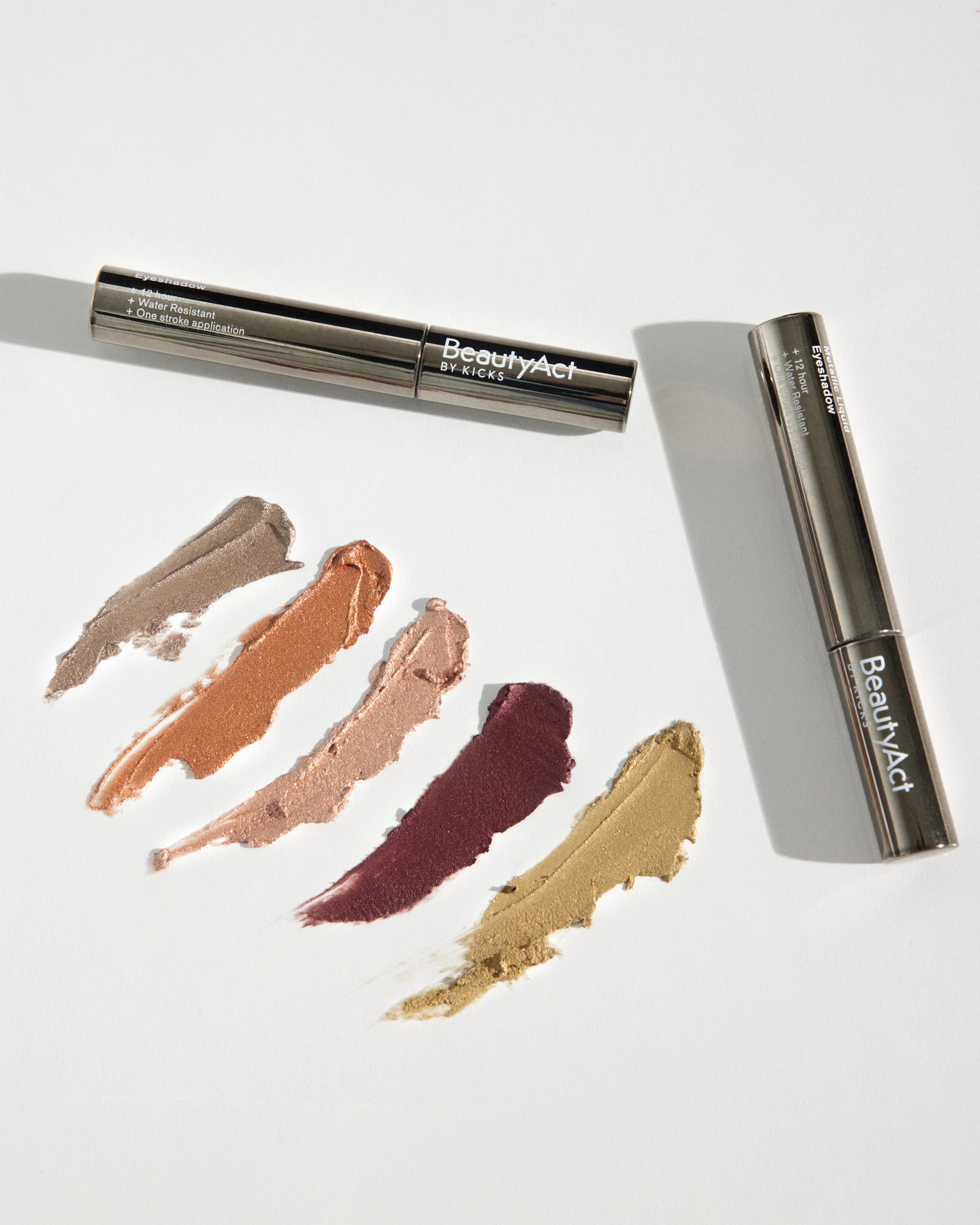 Metálfényű folyékony szemhéjfesték Cortado - BeautyAct