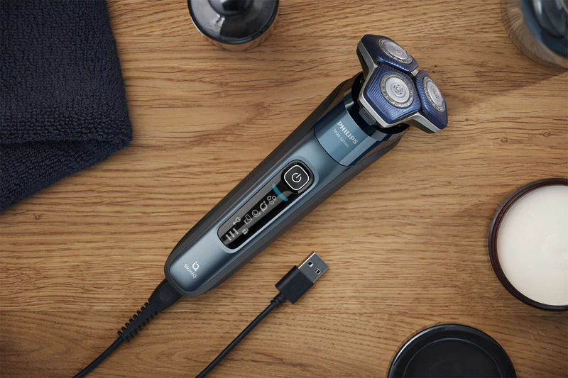 Aparelho de barbear elétrico Philips Série 7000 Wet & Dry S7882/55 para pele sensível