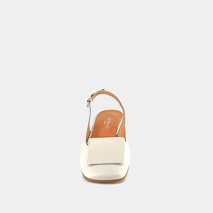 Ballerines slingback à bouts carrés  en vernis plissé écru