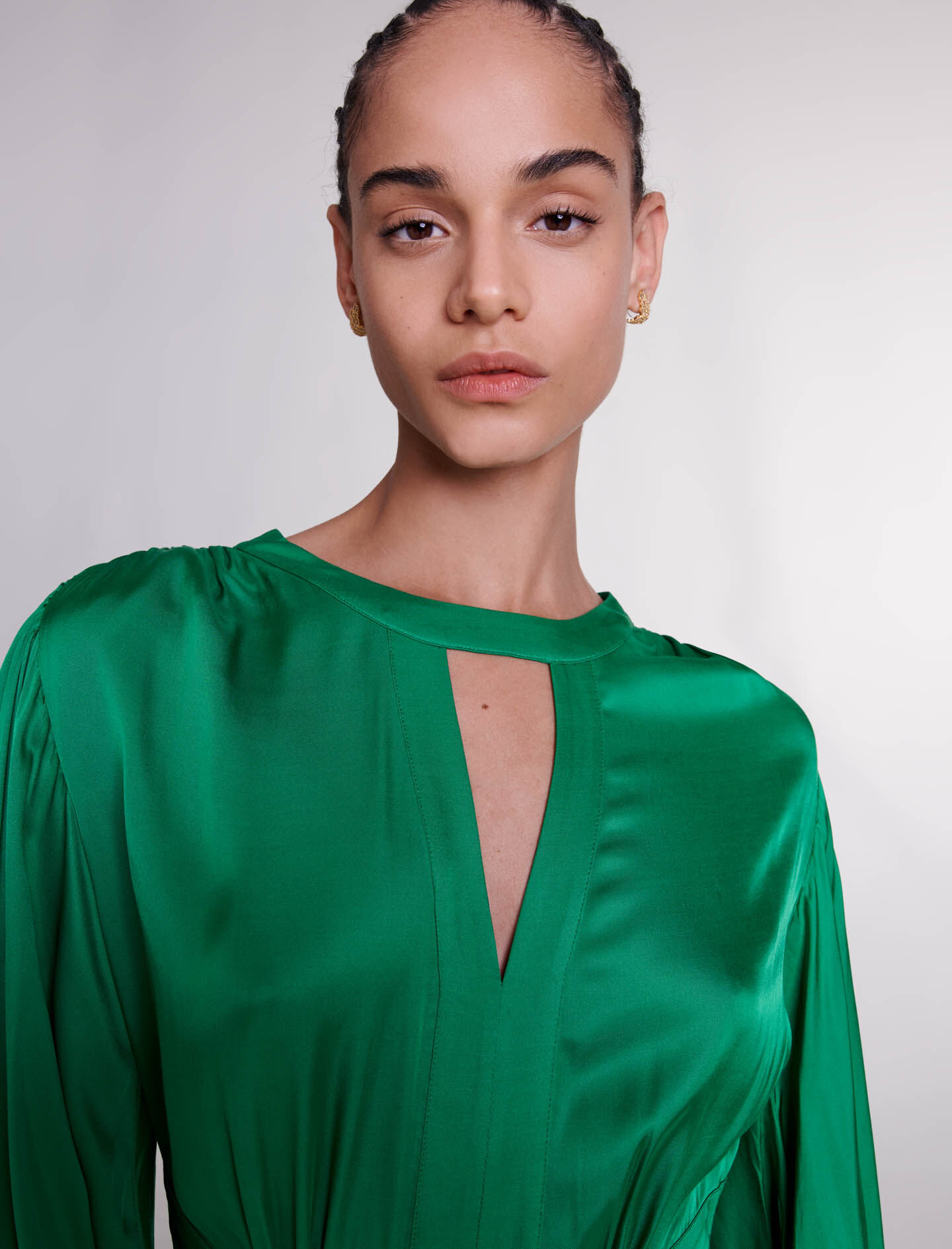 Satiinista tehty lyhyt mekko - Vert