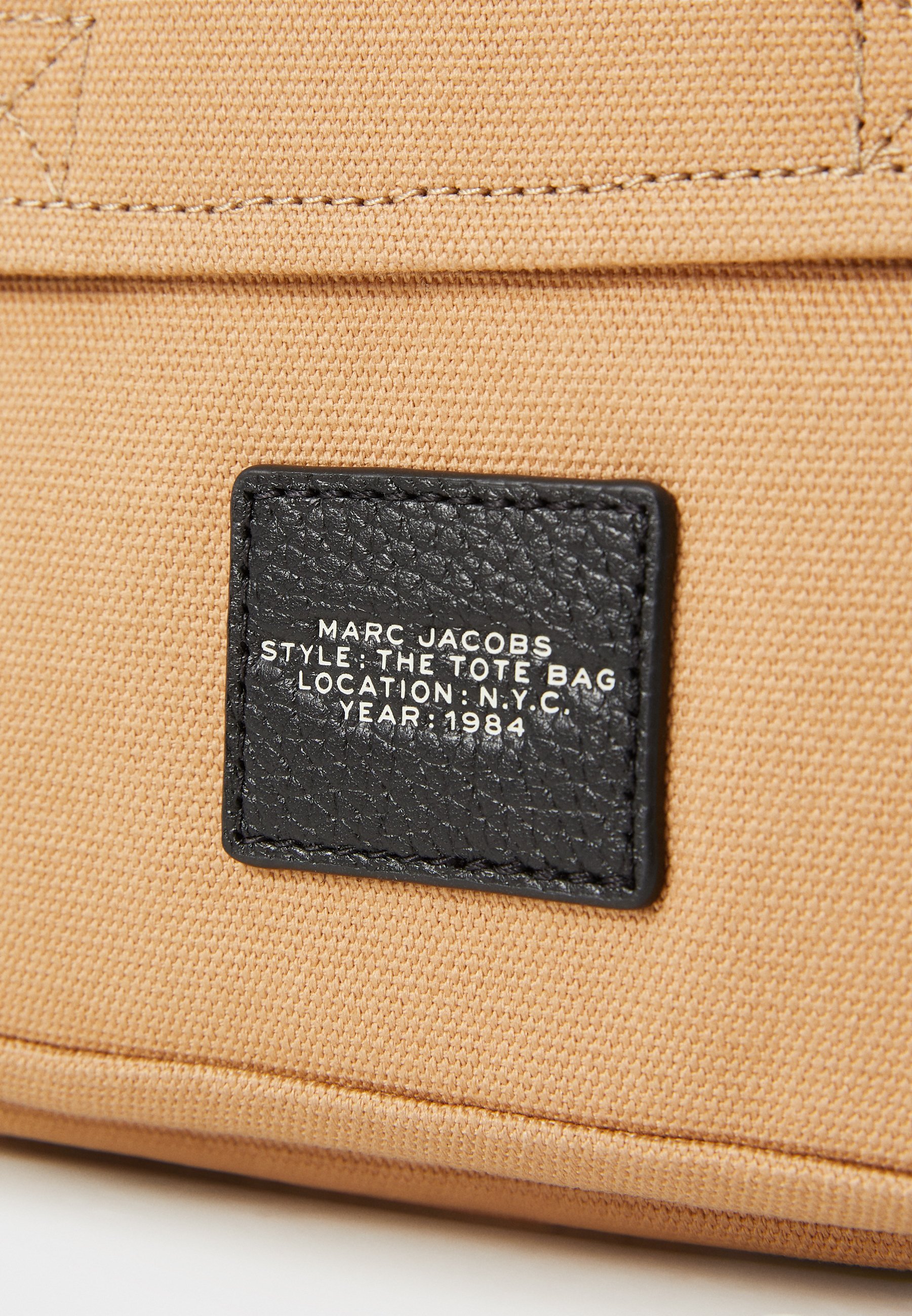 MARC JACOBS CROSSBODY TOTE - Handtas - camel