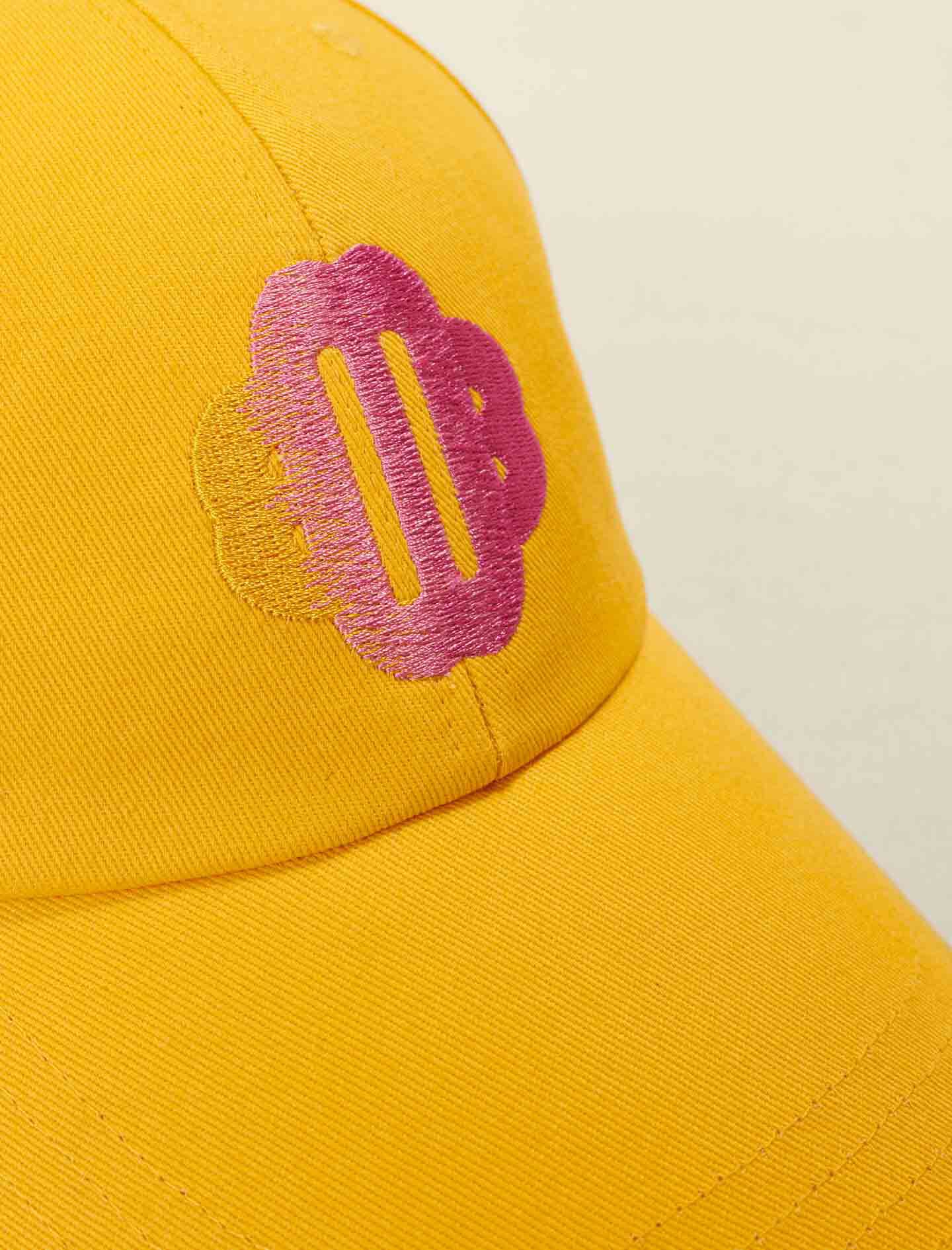 Katoenen pet met het Clover-Jaune soleil logo.