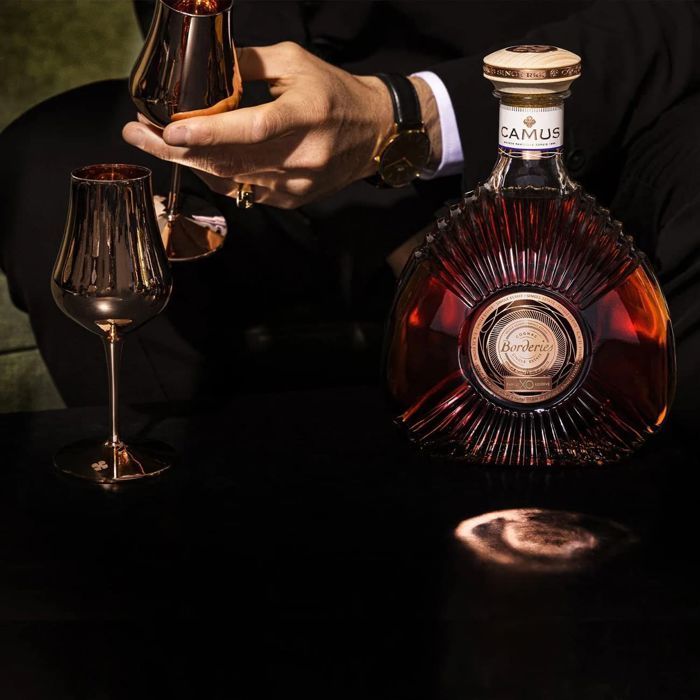 Camus - XO - Borderies - Family Reserve - Cognac Brun - 40.0% Vol. - 70cl