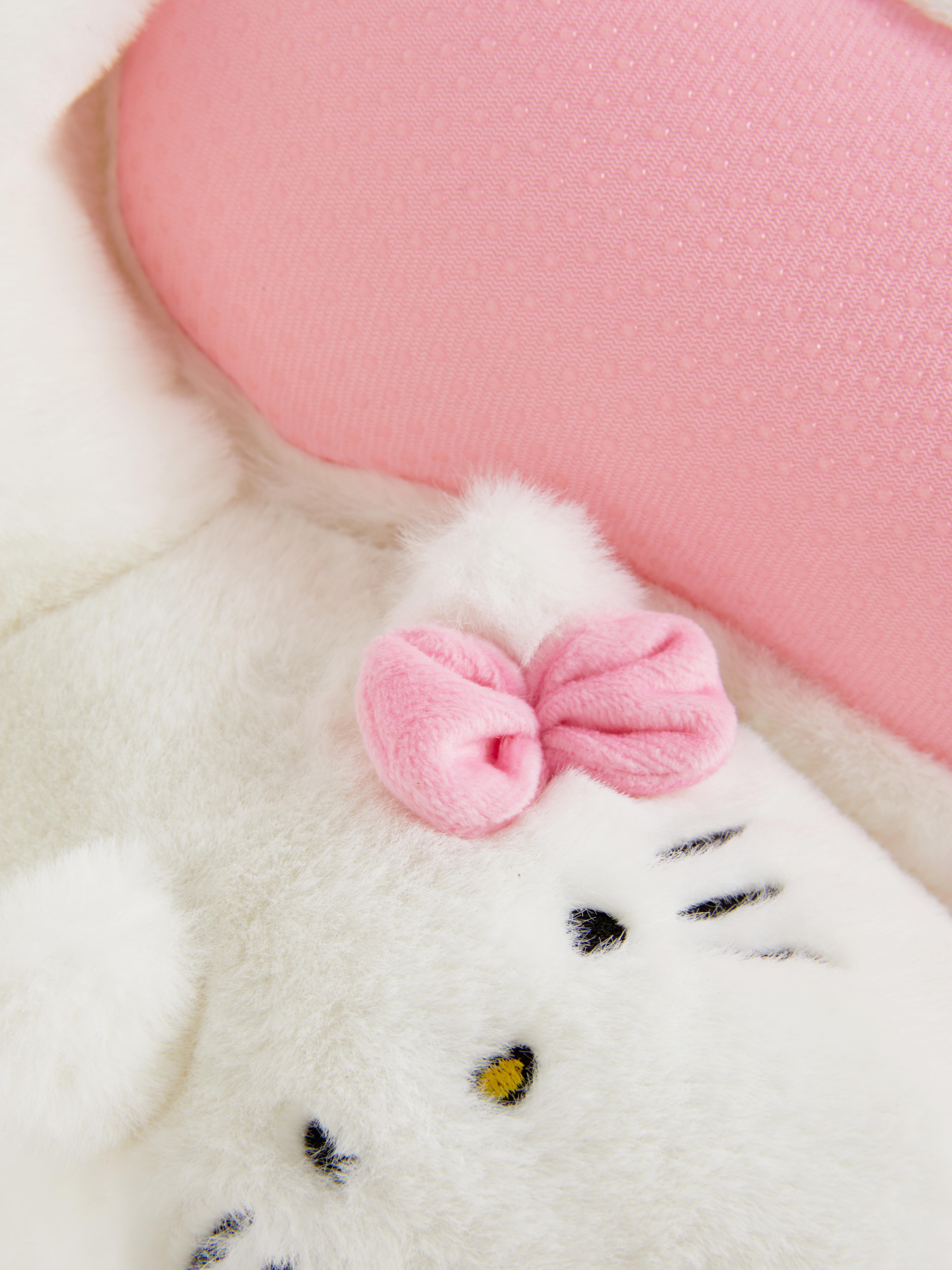 Papuci de pluș Hello Kitty Acești papuci moi, confortabili și incredibil de drăguți au fost transformați în modelul Hello Kitty, care vă va face zilele de relaxare și mai plăcute!