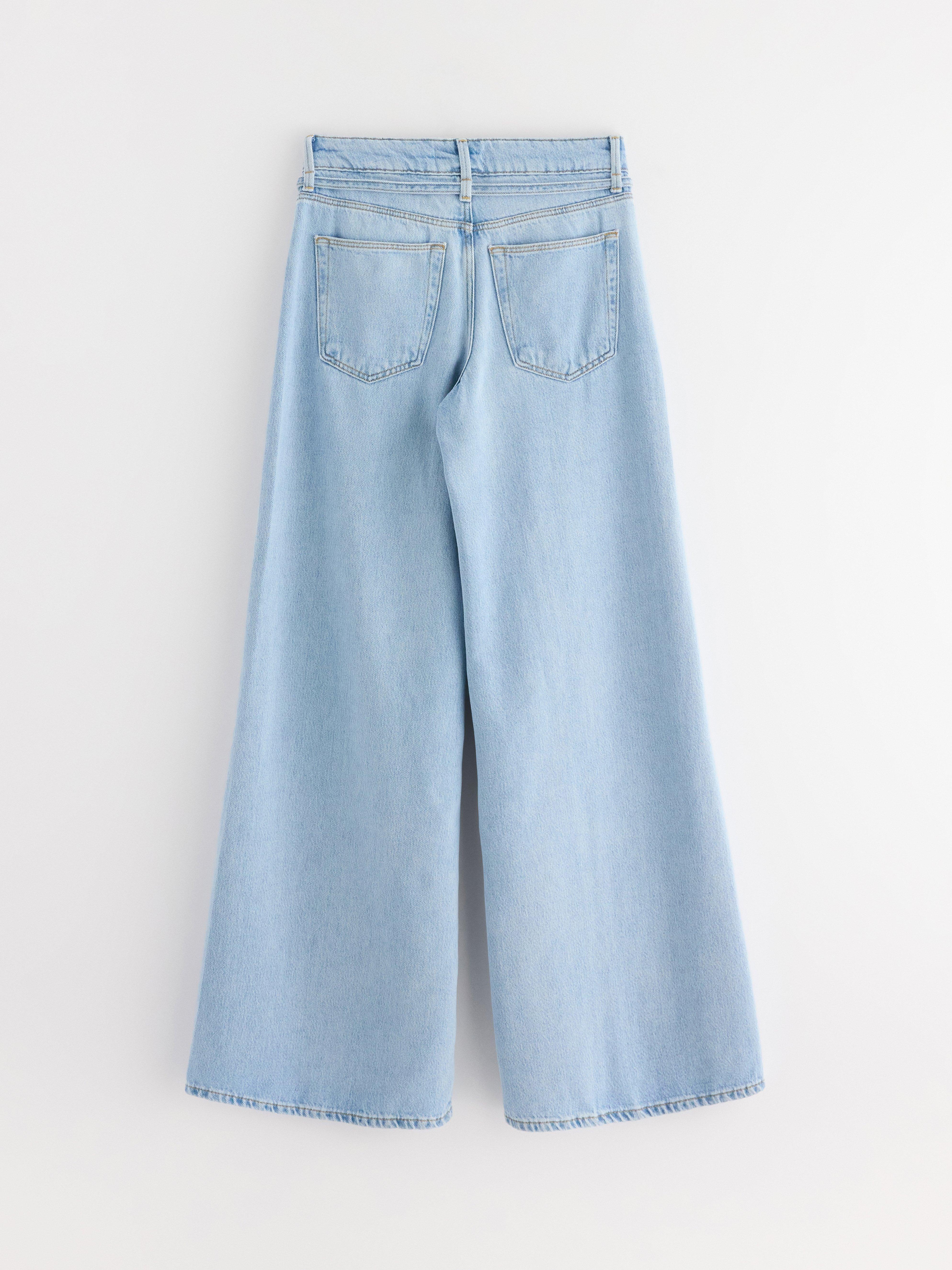 Calça jeans WIDE macia com pernas extra largas em denim claro.