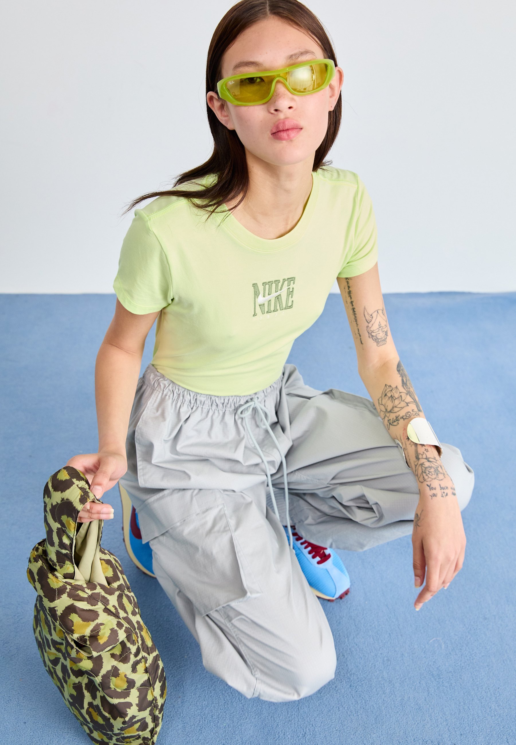 Nike Sportswear SPORTSWEAR - Pantaloni cargo - grigio fumo chiaro/nero