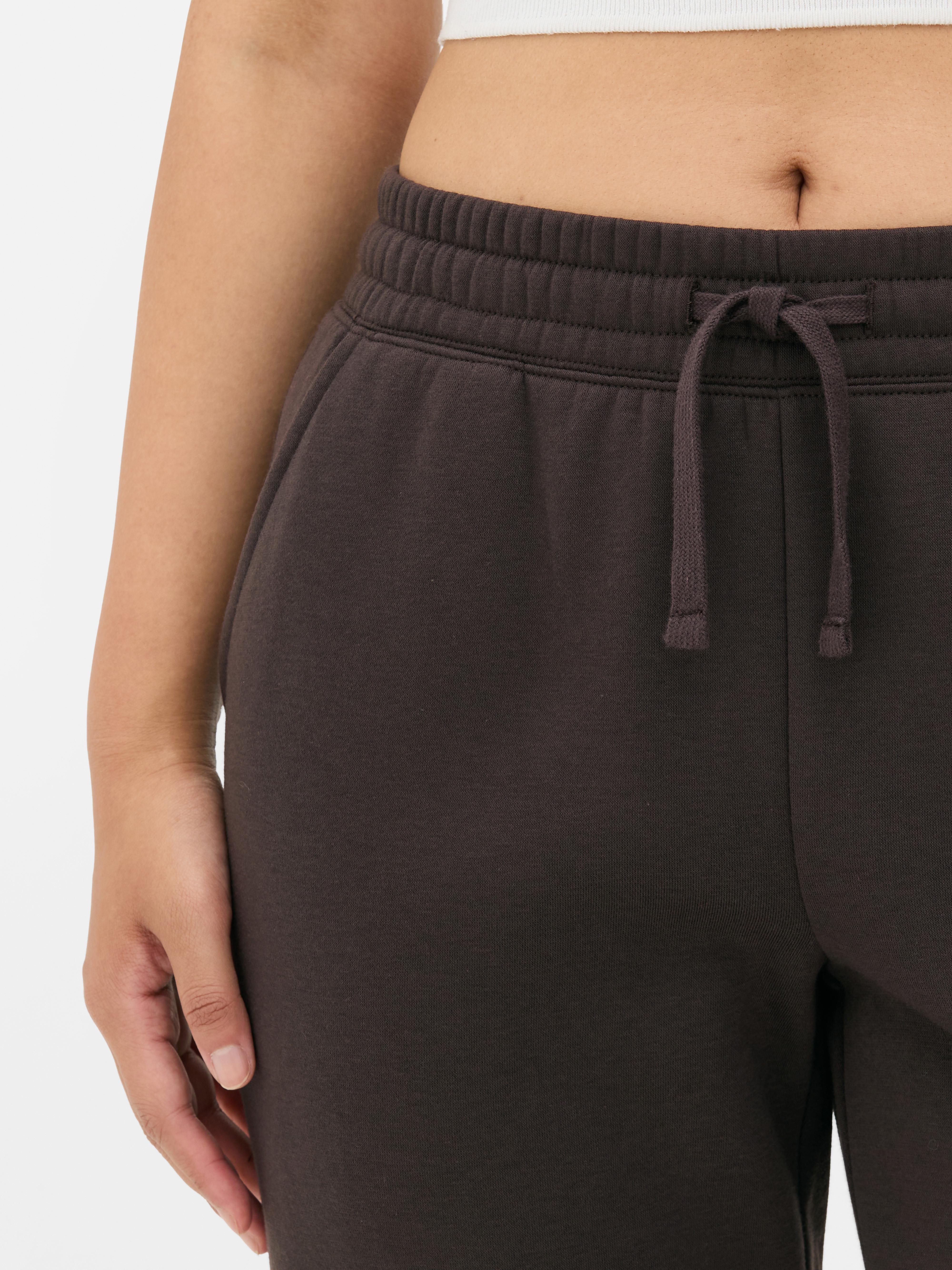 Pantaloni de jogging simpli cu croială regulată. Acești pantaloni de jogging cu manșete până la gleznă sunt indispensabili în garderoba ta casual.