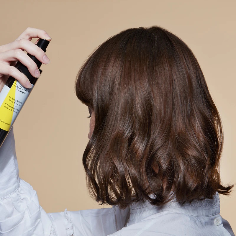 Sisley Hair Rituel Volumising Spray matu laka, kas piešķir apjomu un apjomu.