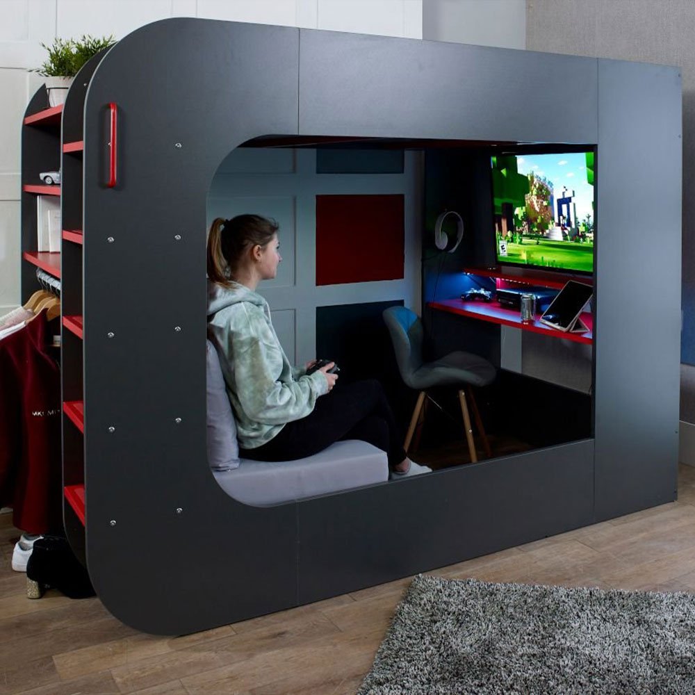 PodBed Gaming-Hochbett in Grau und Rot mit grauem Sofa