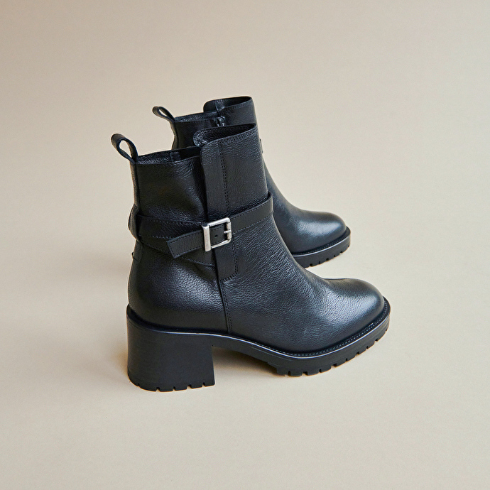 Bottines à bouts ronds et boucles  en cuir grainé noir