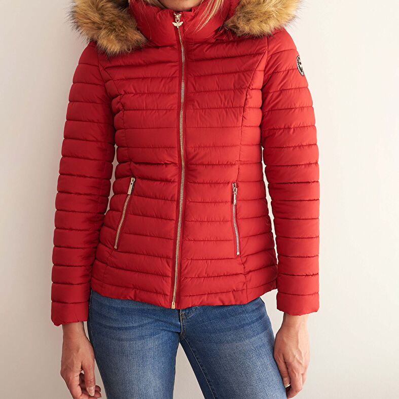  Abrigo rojo de mujer