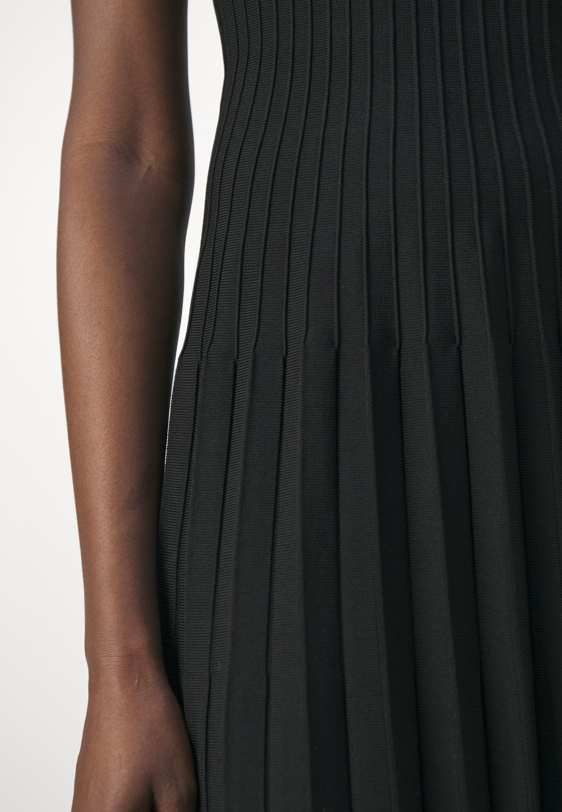 STAUD ELLISON DRESS - Svetrové šaty - black