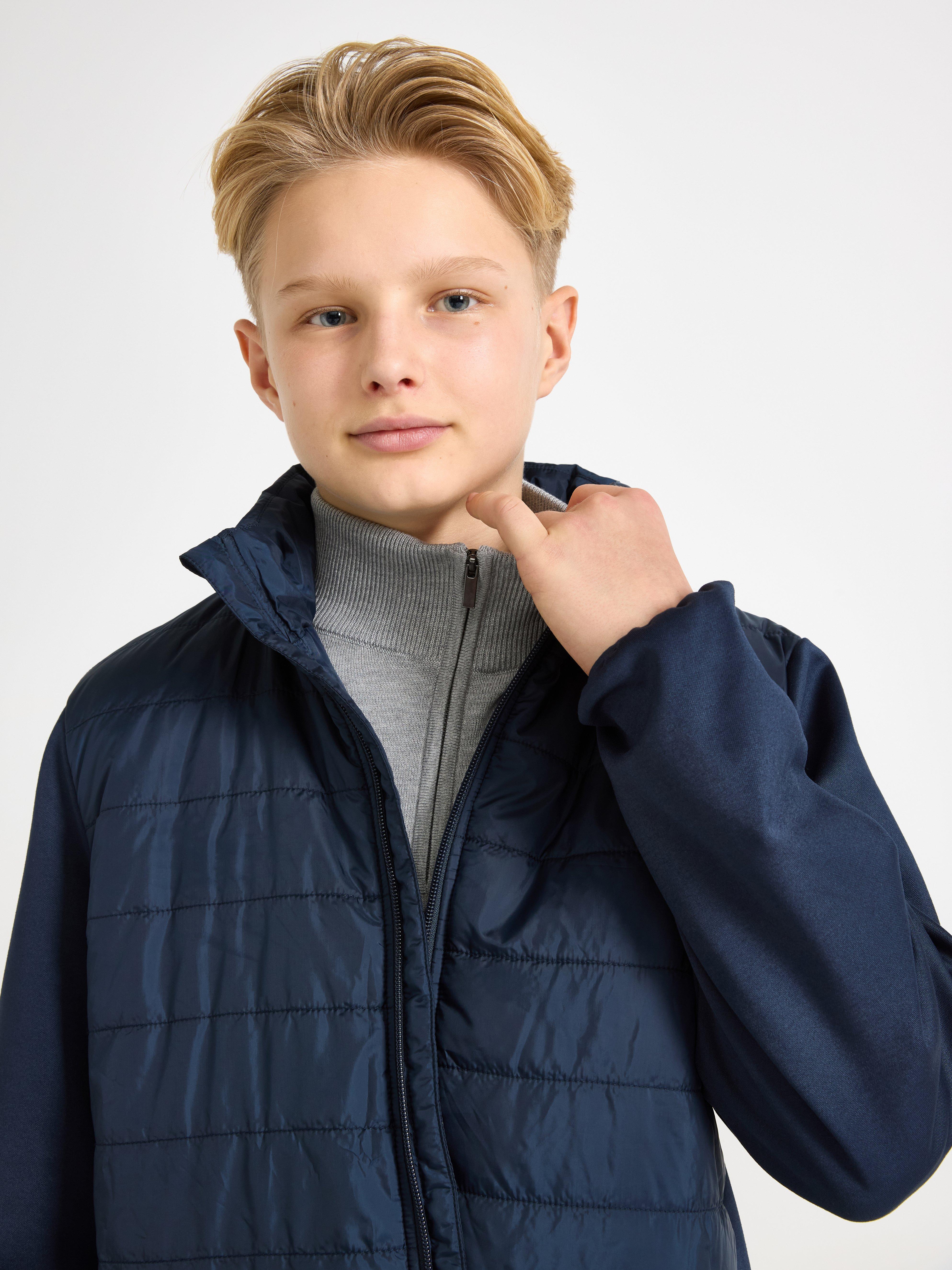 Chaqueta ligera acolchada repelente al agua, color azul marino oscuro.