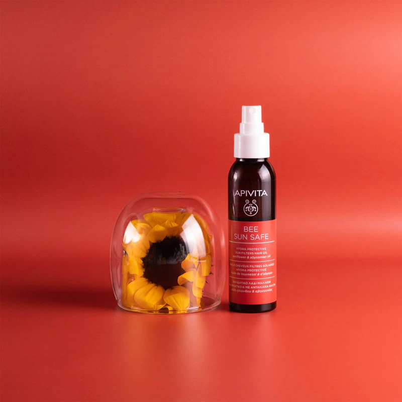 Apivita Bee Sun Safe Hair Oil ist ein Feuchtigkeitsöl für Haar, das den schädlichen Auswirkungen des Sonnenlichts ausgesetzt ist.