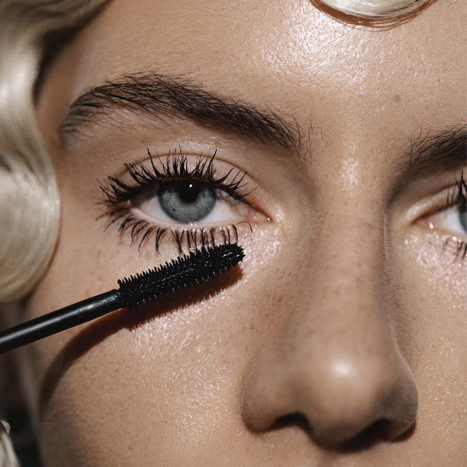 MÁDARA Mascara DEEP MATTER Ripsiväri tuuheuteen - 6 ml