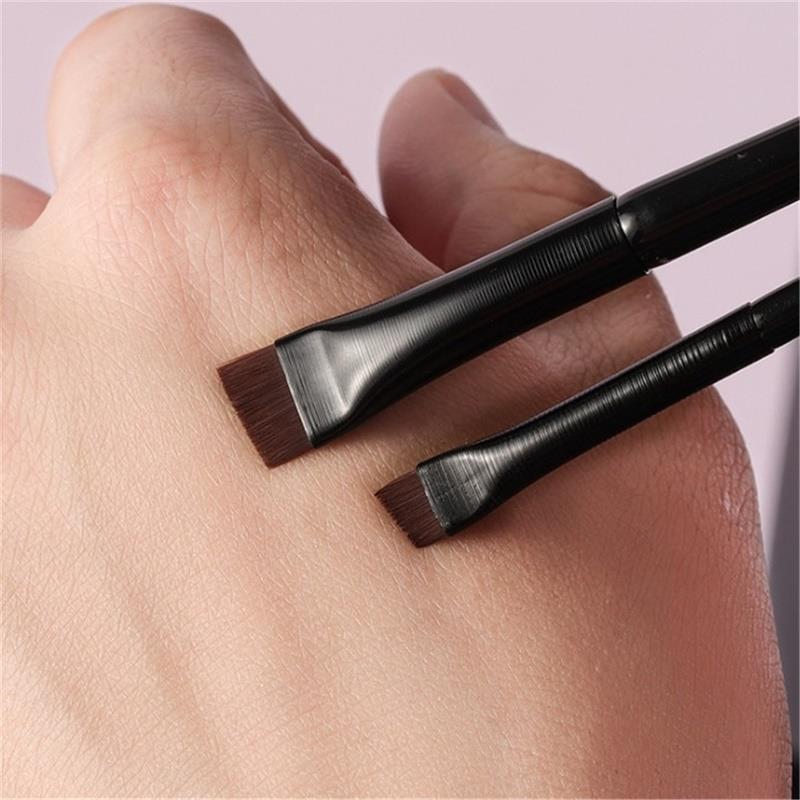 Ensemble de 2 pinceaux biseautés professionnels pour sourcils et eyeliner, outil portable pour femmes et filles, idéal pour le contour des sourcils, à utiliser à domicile ou en salon de maquillage professionnel.