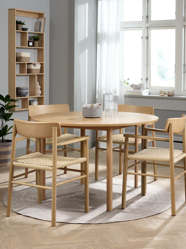 ALSTED ISLEV ALSTED Ø120 ąžuolinis stalas 4 ISLEV kėdė su ąžuoliniais porankiais