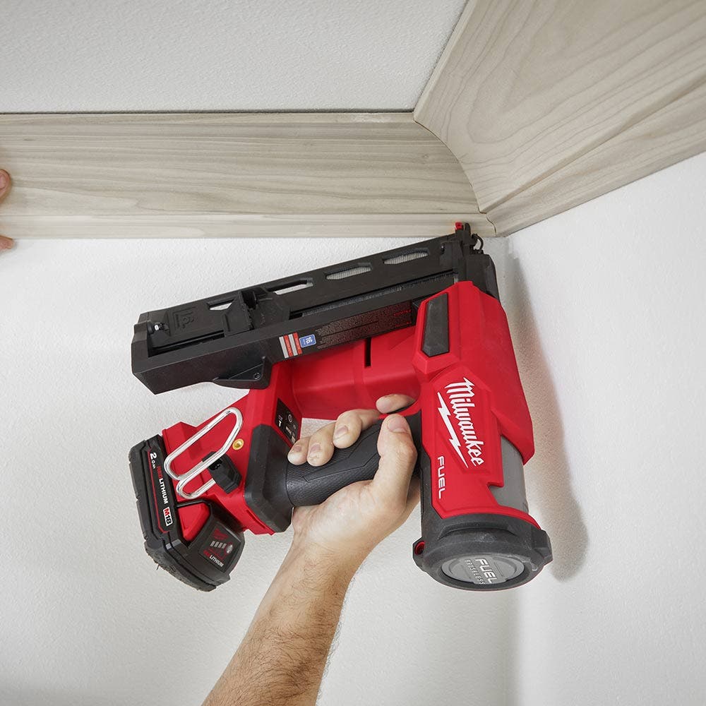 Pregador pneumático de acabamento Milwaukee Fuel 18V, calibre 16, ângulo reto de 20 graus, modelo M18FN16GA-0C