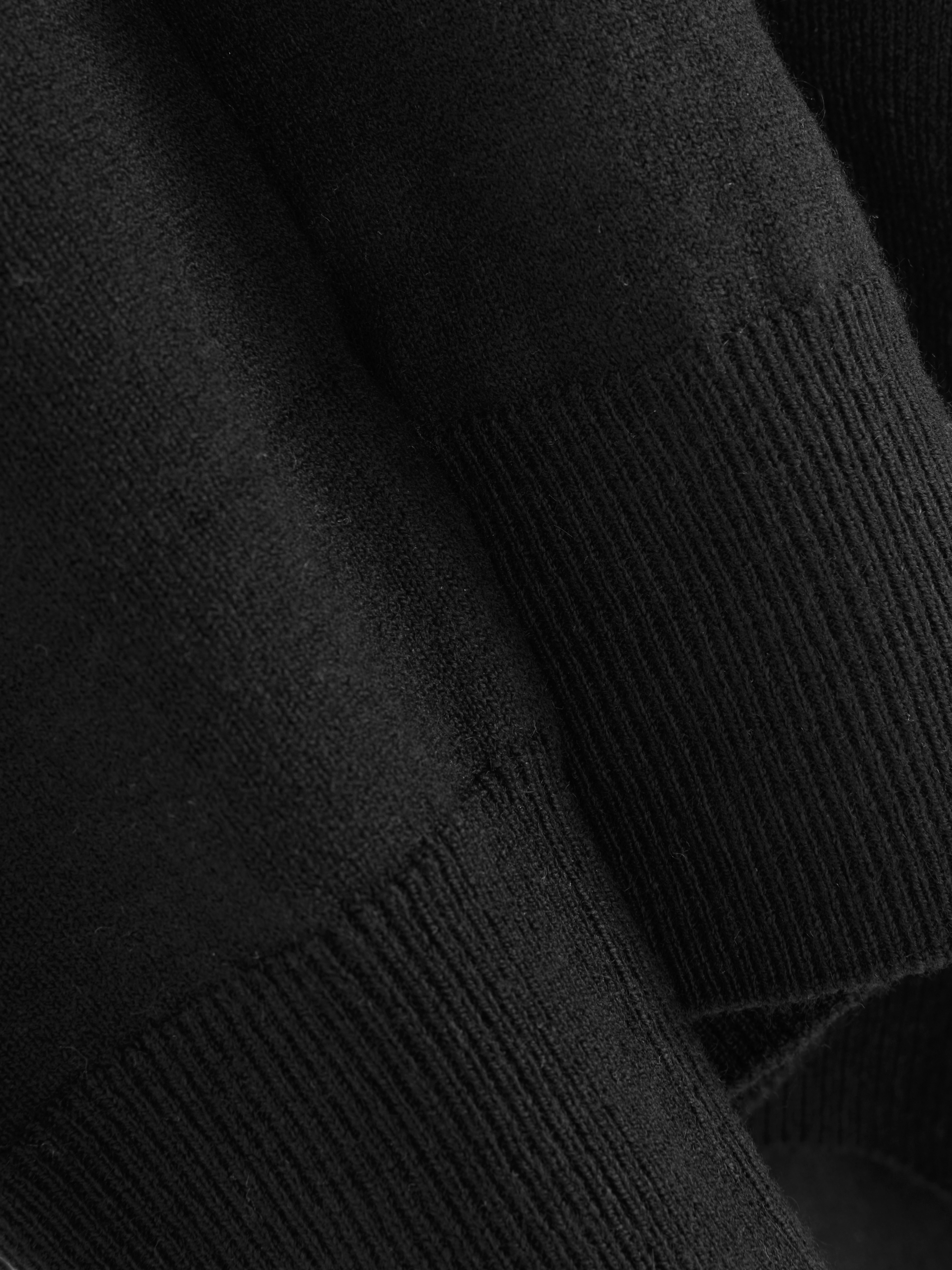 Klassisk cardigan med rund hals. Den runde halsen og knappelukkingen gjør denne cardiganen til en sofistikert versjon av hverdagslig.