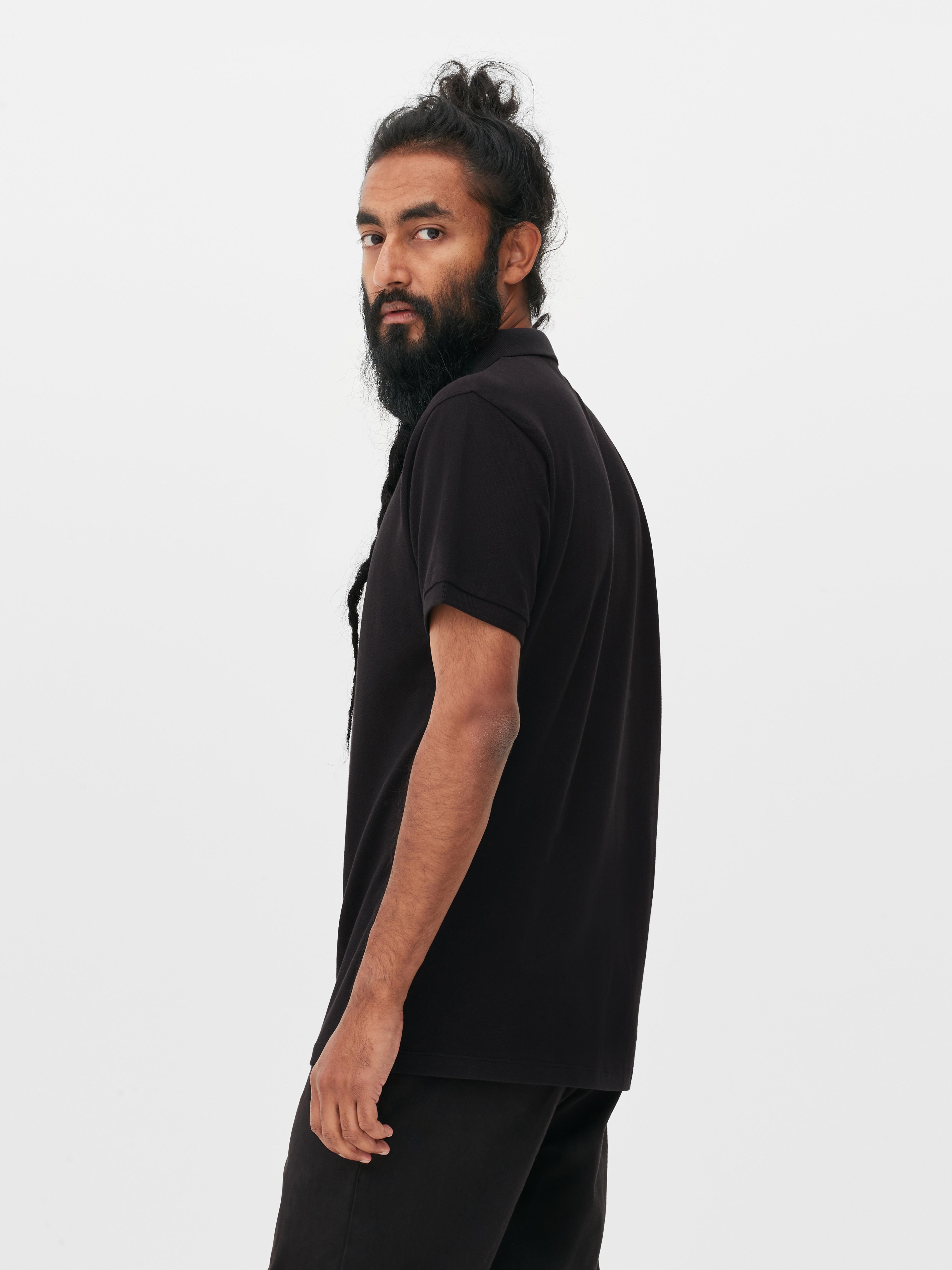 Tricou polo cu mânecă scurtă. Tricoul polo este o bază excelentă pentru orice ținută.