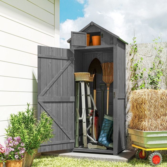 Caseta de jardín Outsunny - cobertizo para herramientas con 3 estantes, 2 puertas, techo de betún, almacenamiento exterior - madera - 77x54x179cm - gris