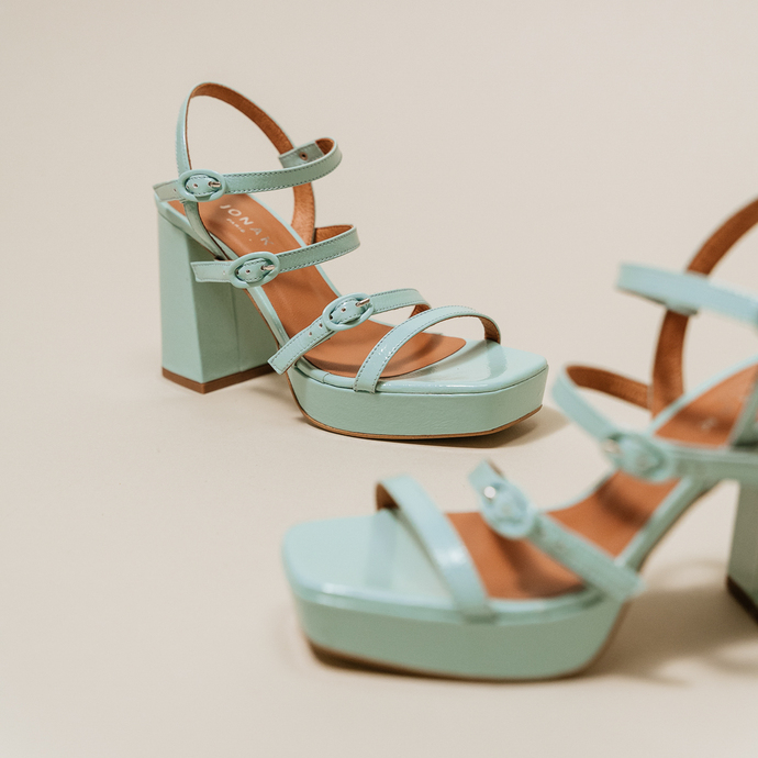 Sandales à brides et bouts carrés  en vernis plissé turquoise