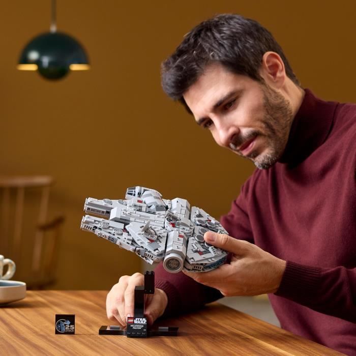 LEGO Star Wars 75375 Millennium Falcon, Set de Construction, Vaisseau Spatial, Adultes