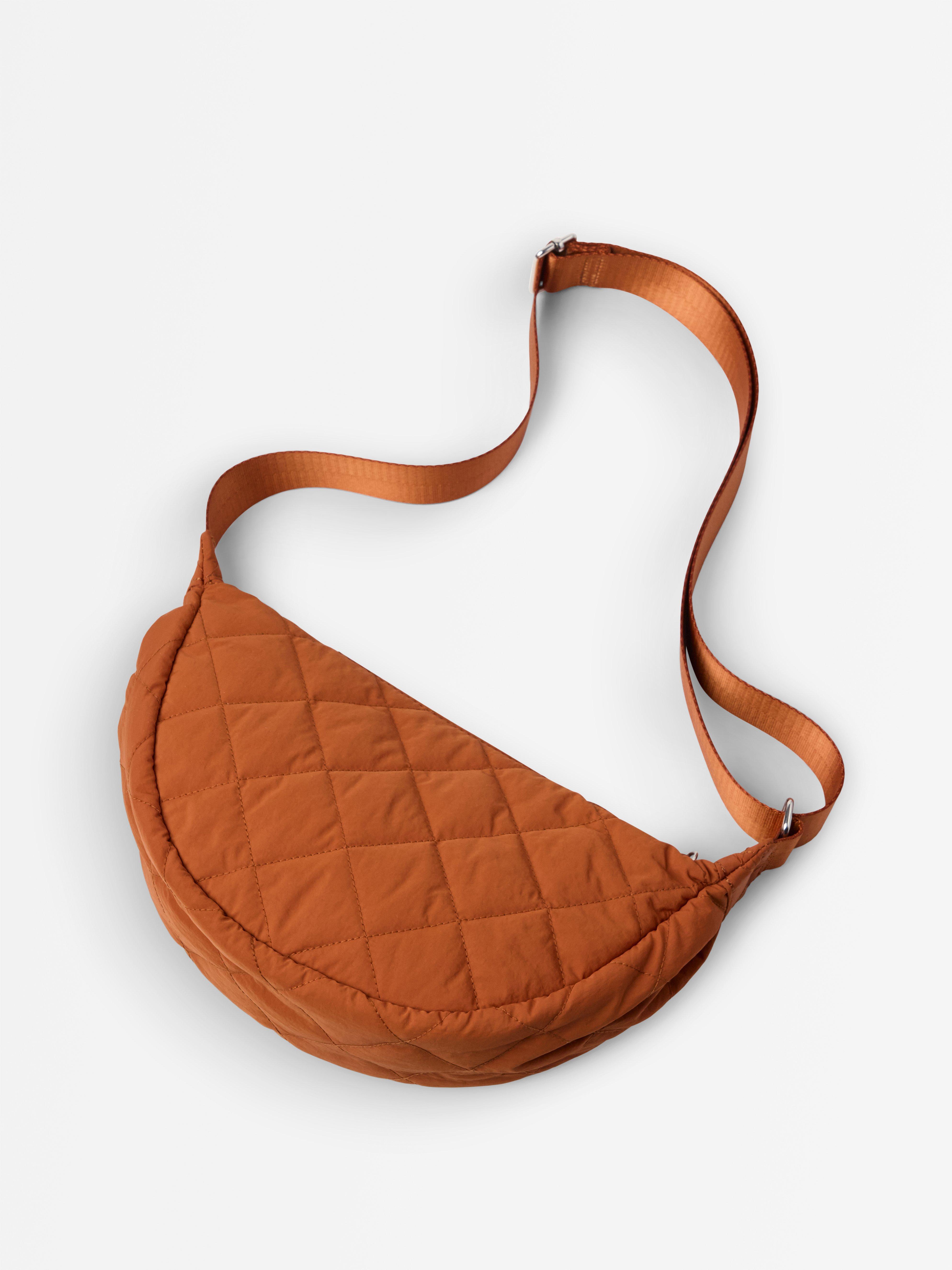 Bolsa de ombro acolchoada, cor laranja acinzentado.