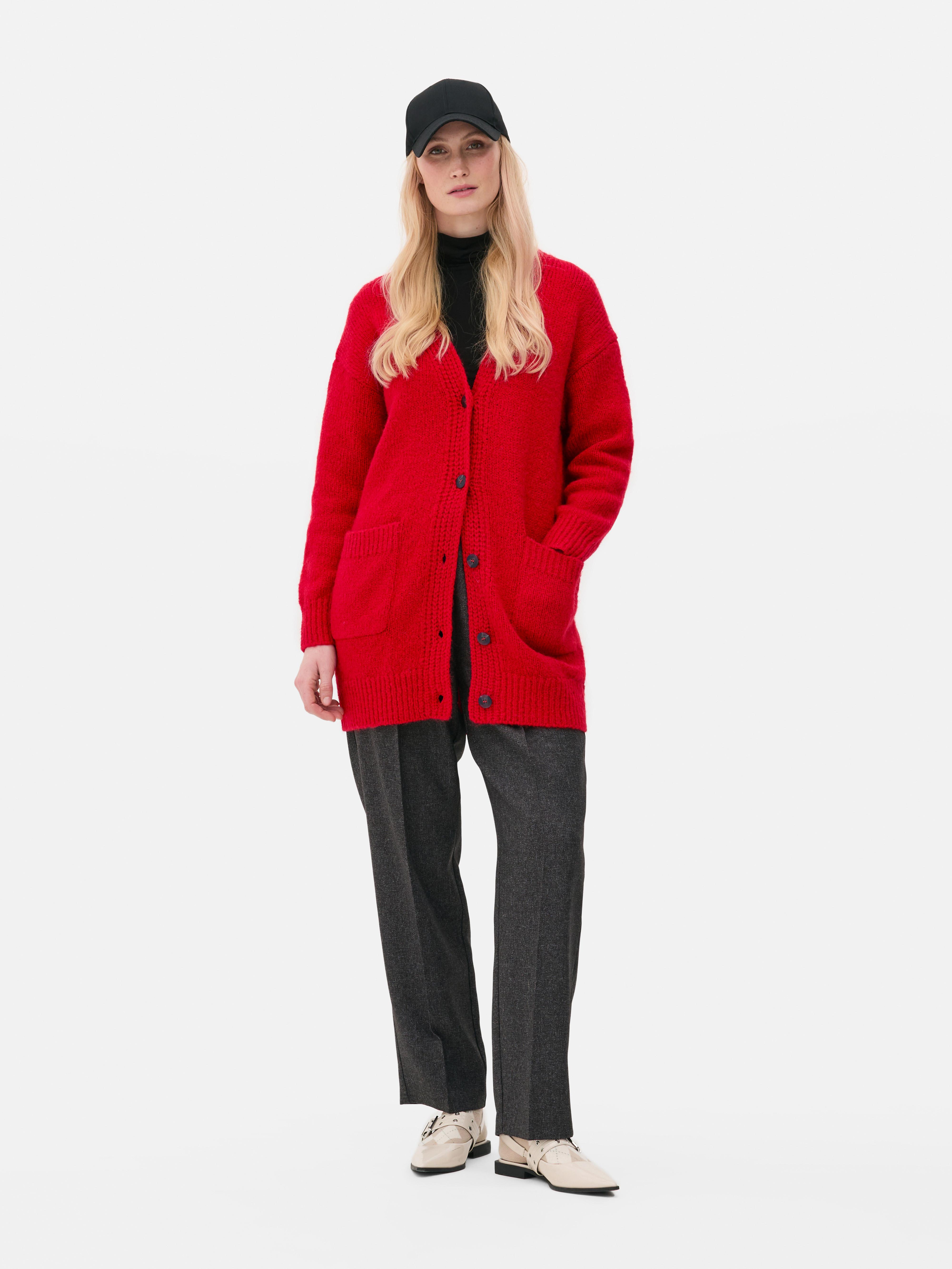 Oversize-Strickjacke. Eine lange Strickjacke mit Oversize-Schnitt, V-Ausschnitt und aufgesetzten Taschen.