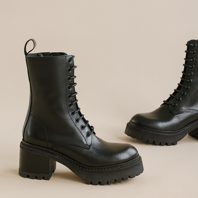 Boots à plateformes et lacets  en cuir glacé noir