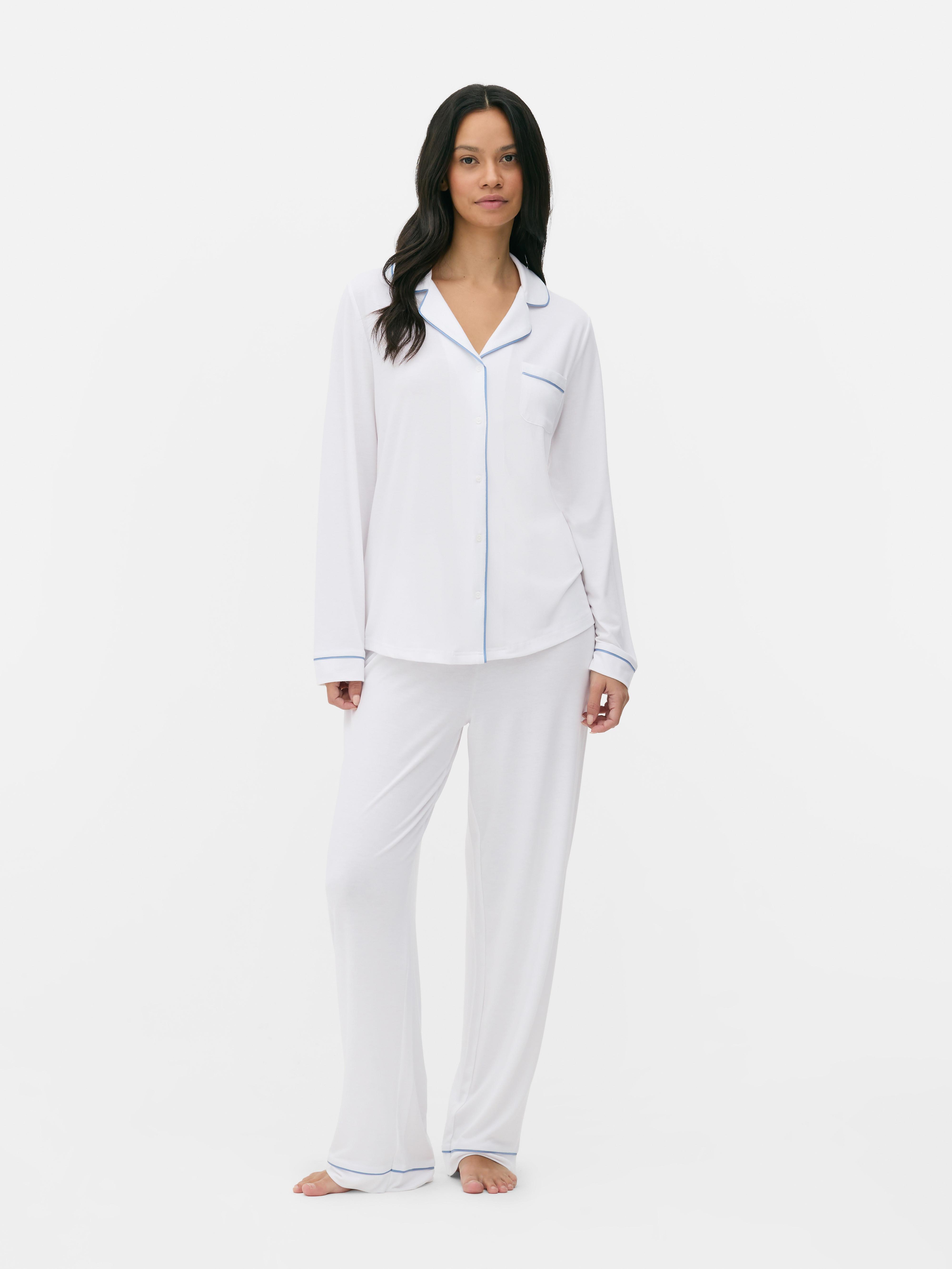 Pijama lungă boyfriend. Set elegant format din jachetă și pantaloni de pijama pentru colecția ta de seară.