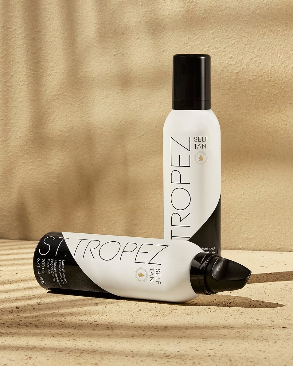 ST. TROPEZ PENA ZA TELO ZA SAMOPOJAVITEV S TEKSTURO STEPENE SMETANE
