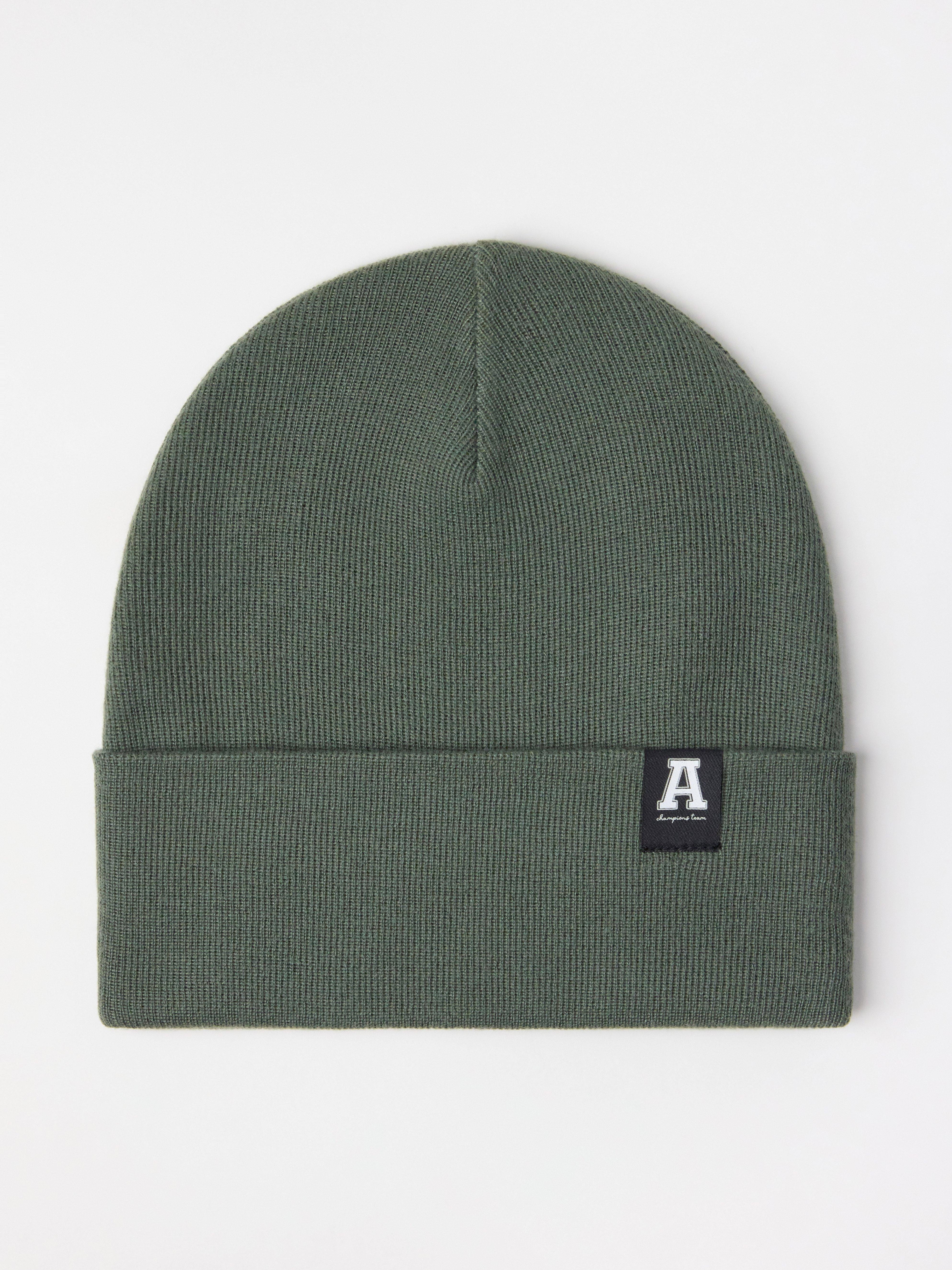Gorro de punto color caqui oscuro.
