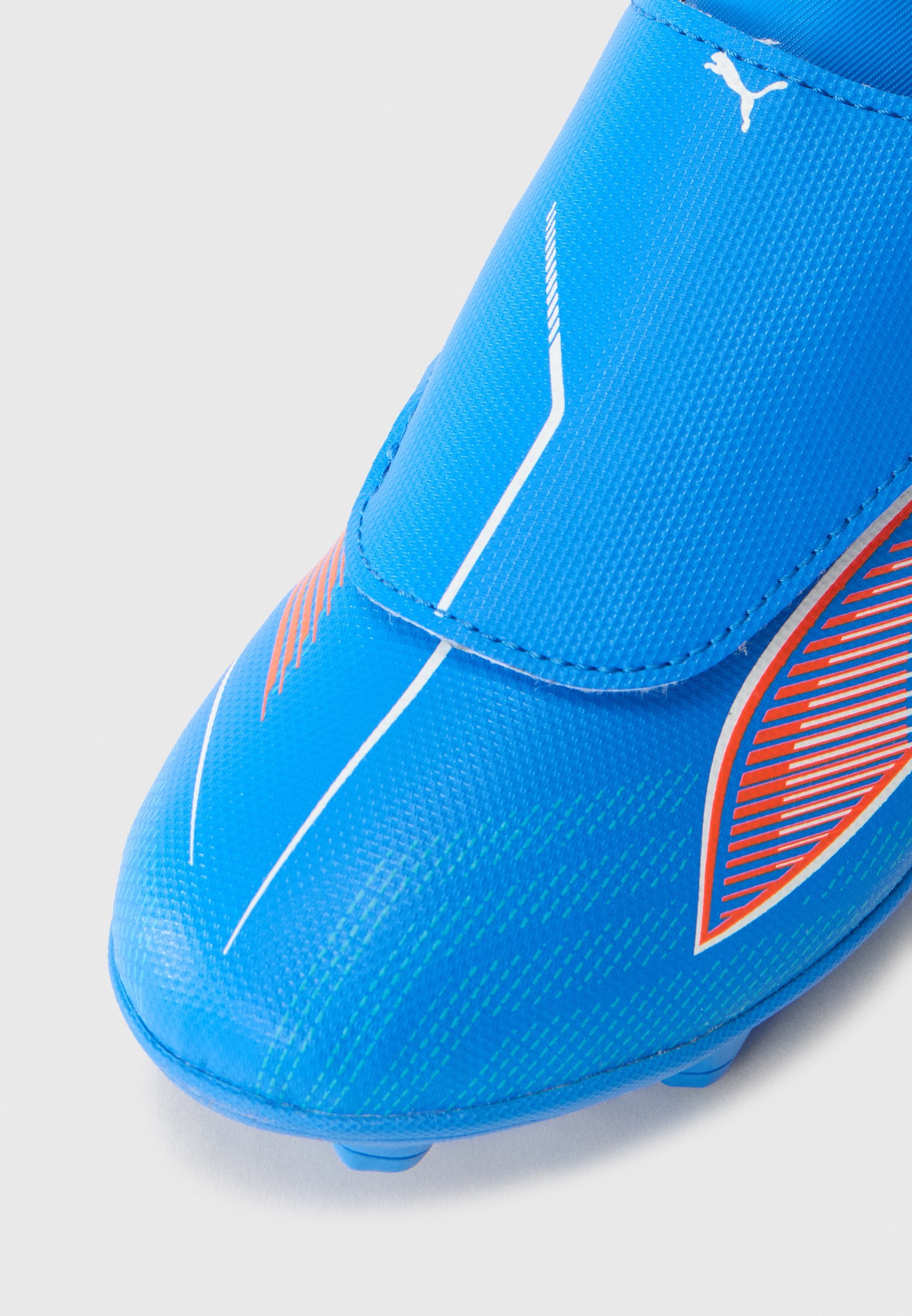 Puma ULTRA 6 PLAY FG/AG UNISEX - Scarpe da calcio per campi in erba sintetica - blu ultra/bianco/rosso acceso