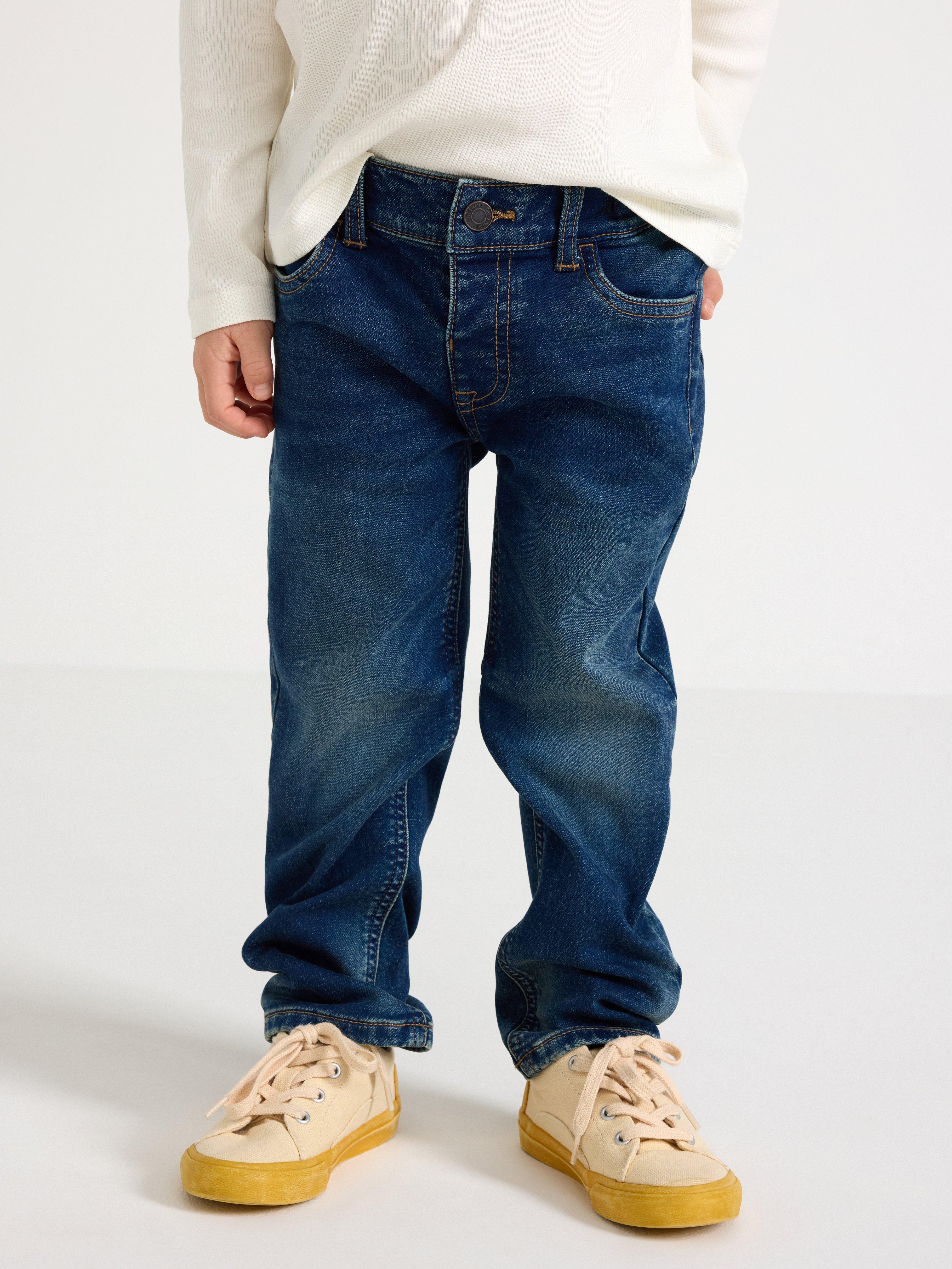 Calça jeans reta STAFFAN em denim tricot escuro