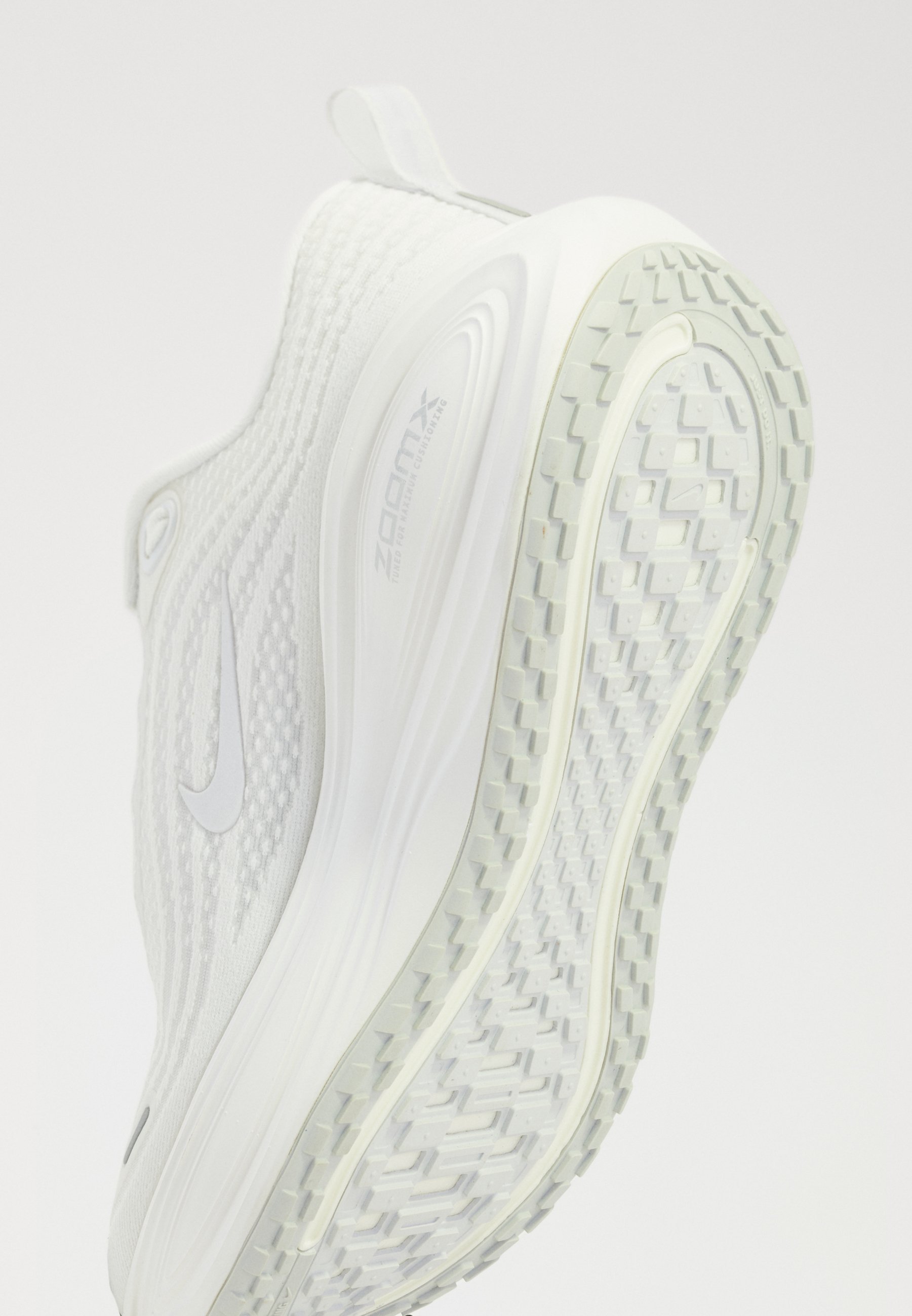 Nike Performance VOMERO PLUS - Hardloopschoenen voor op de weg - wit/summit white/photon dust/metallic silver