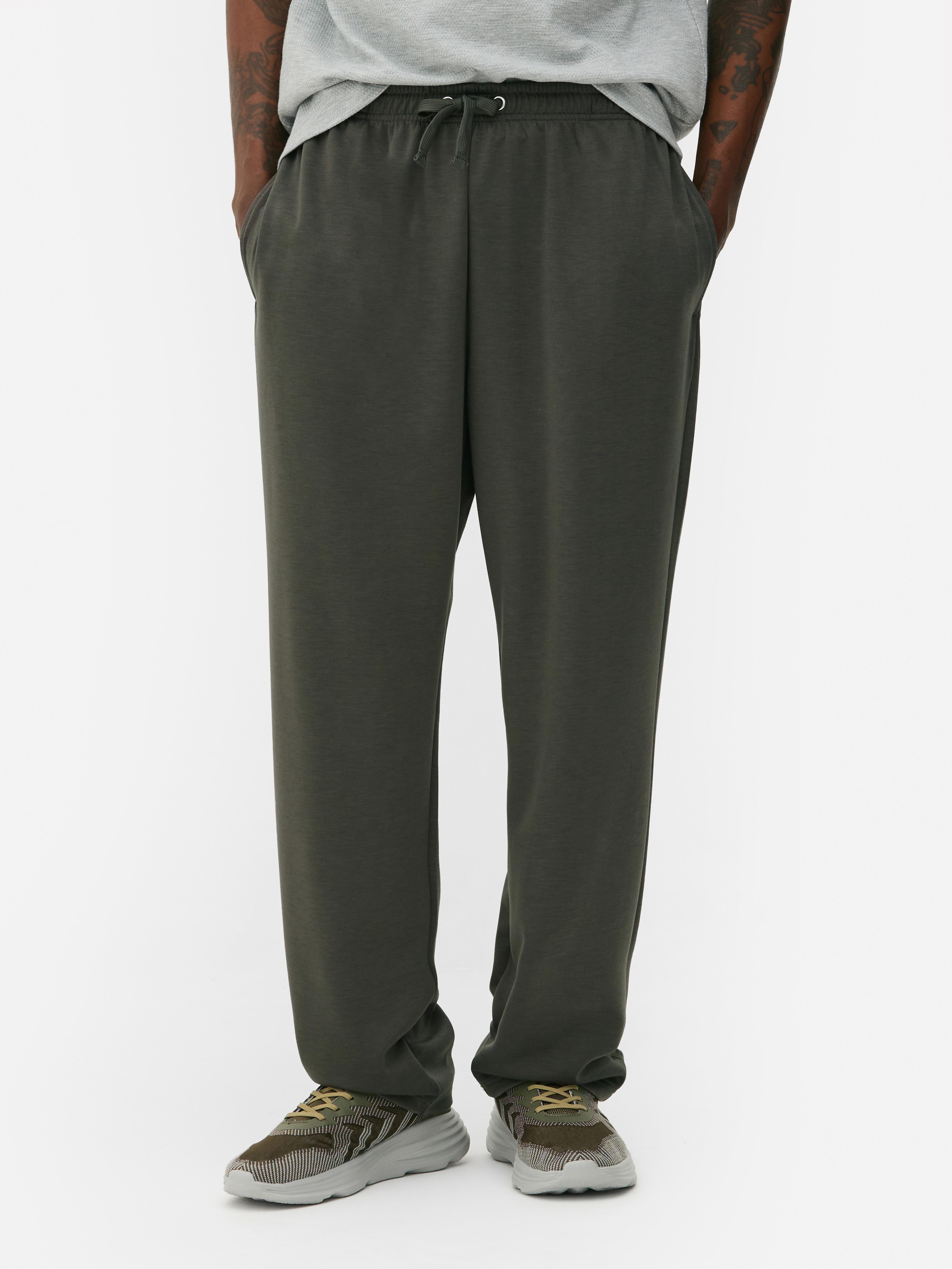 Pantaloni de pijama din jerseu. Acești pantaloni de pijama cu aspect de casă au o închidere reglabilă cu șnur.