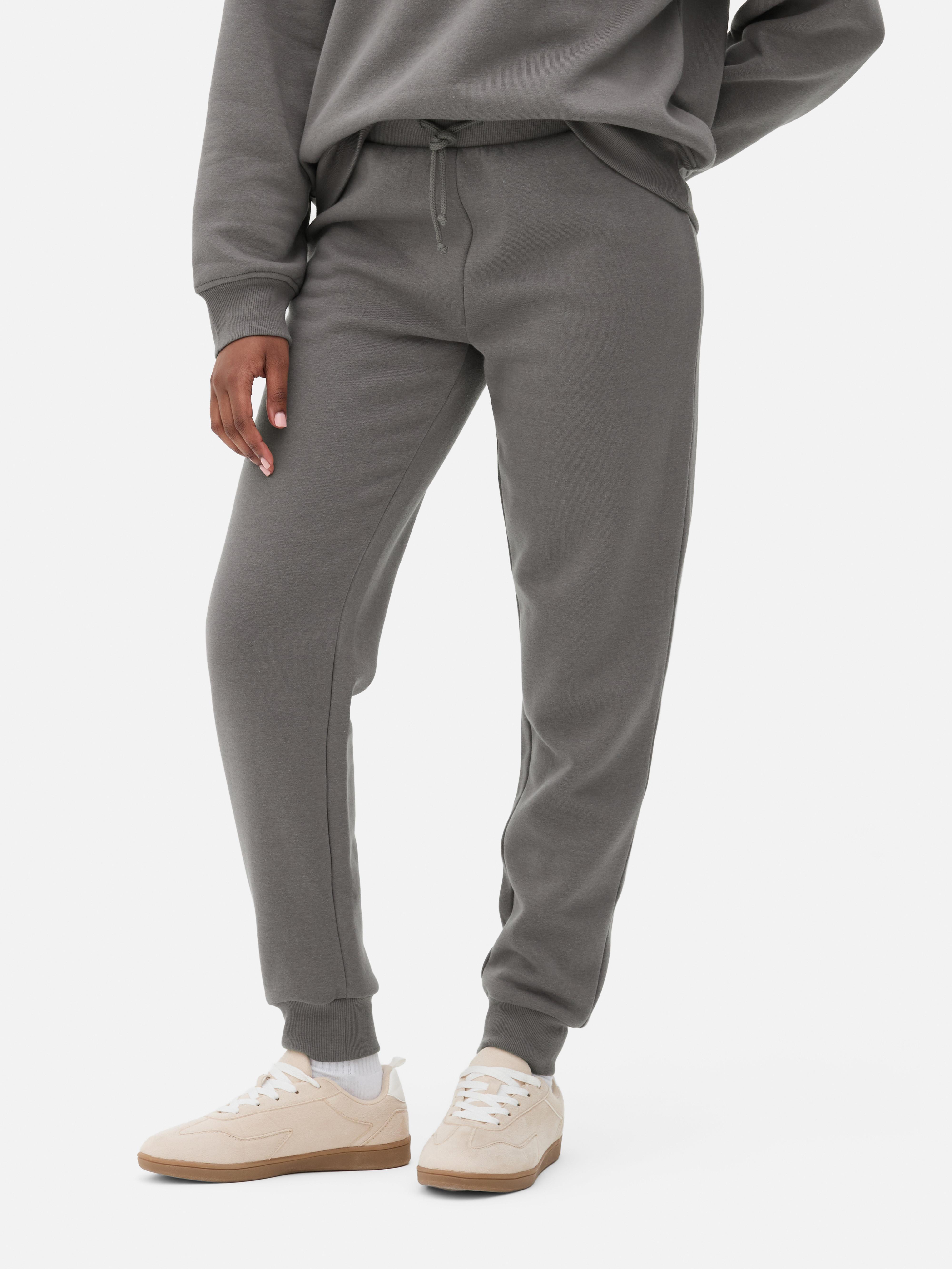 Pantaloni de trening skinny Acești pantaloni de trening slim fit cu manșete la gleznă creează un aspect elegant pentru momente elegante și zile active.