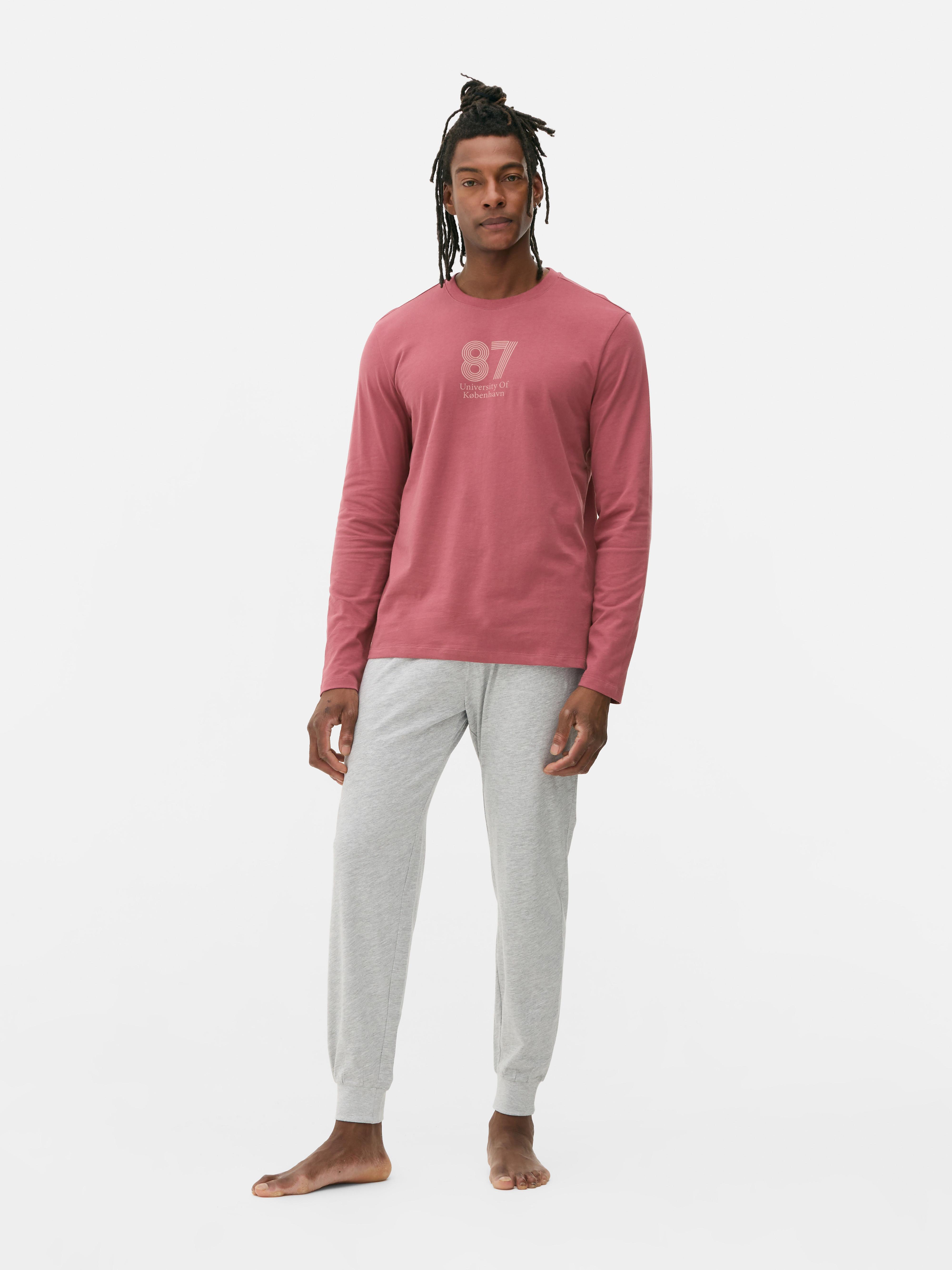 Pigiama in jersey. Un set pigiama composto da una maglia con logo numerico e pantaloni in jersey abbinati.