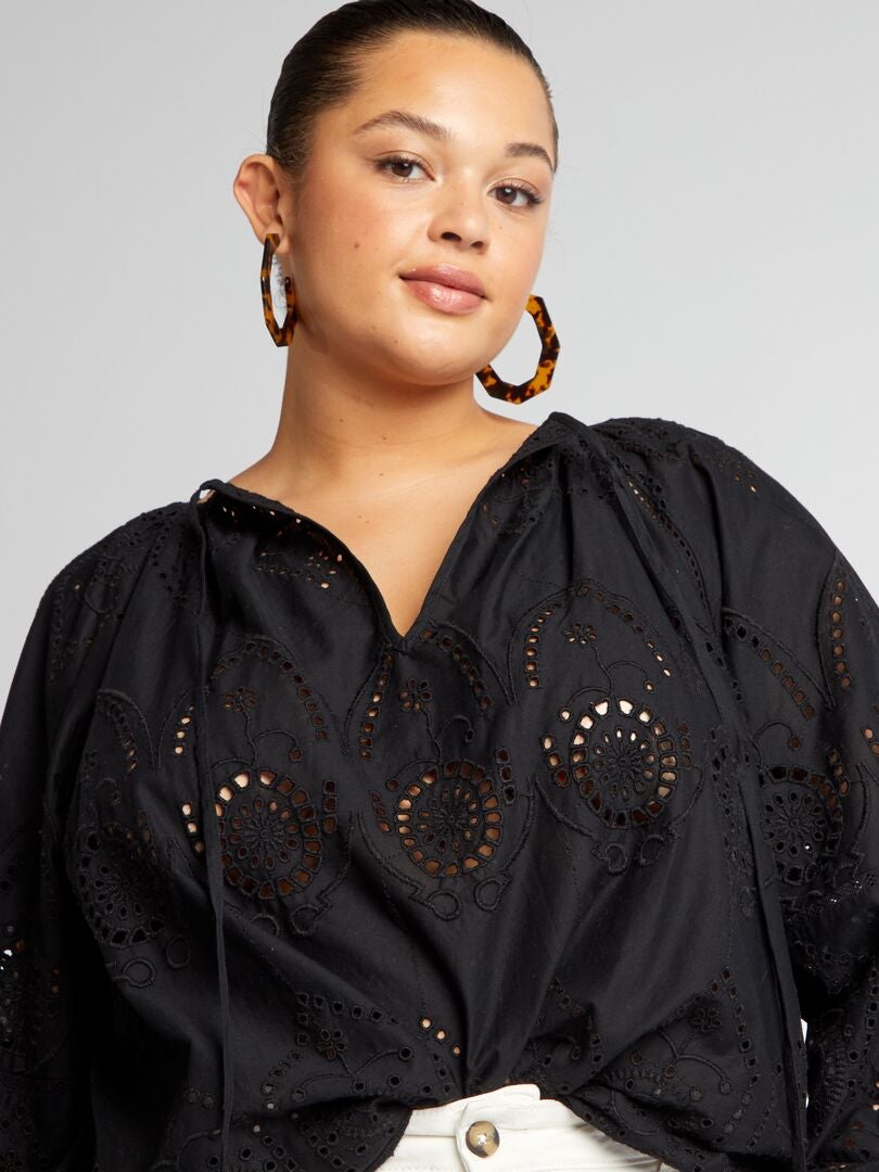 Blusa de corte ancho con bordado de punto inglés - negra