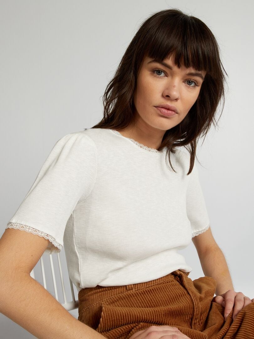 Camiseta de canalé con ribete de encaje - BLANCA