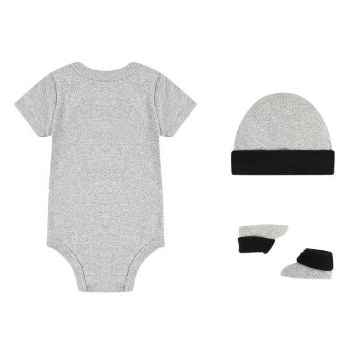 Conjunto de regalo Nike Air Baby Boy: Conjunto de ropa que incluye body, gorro y patucos en gris y blanco con logo Swoosh blanco, de 0 a 6 meses.