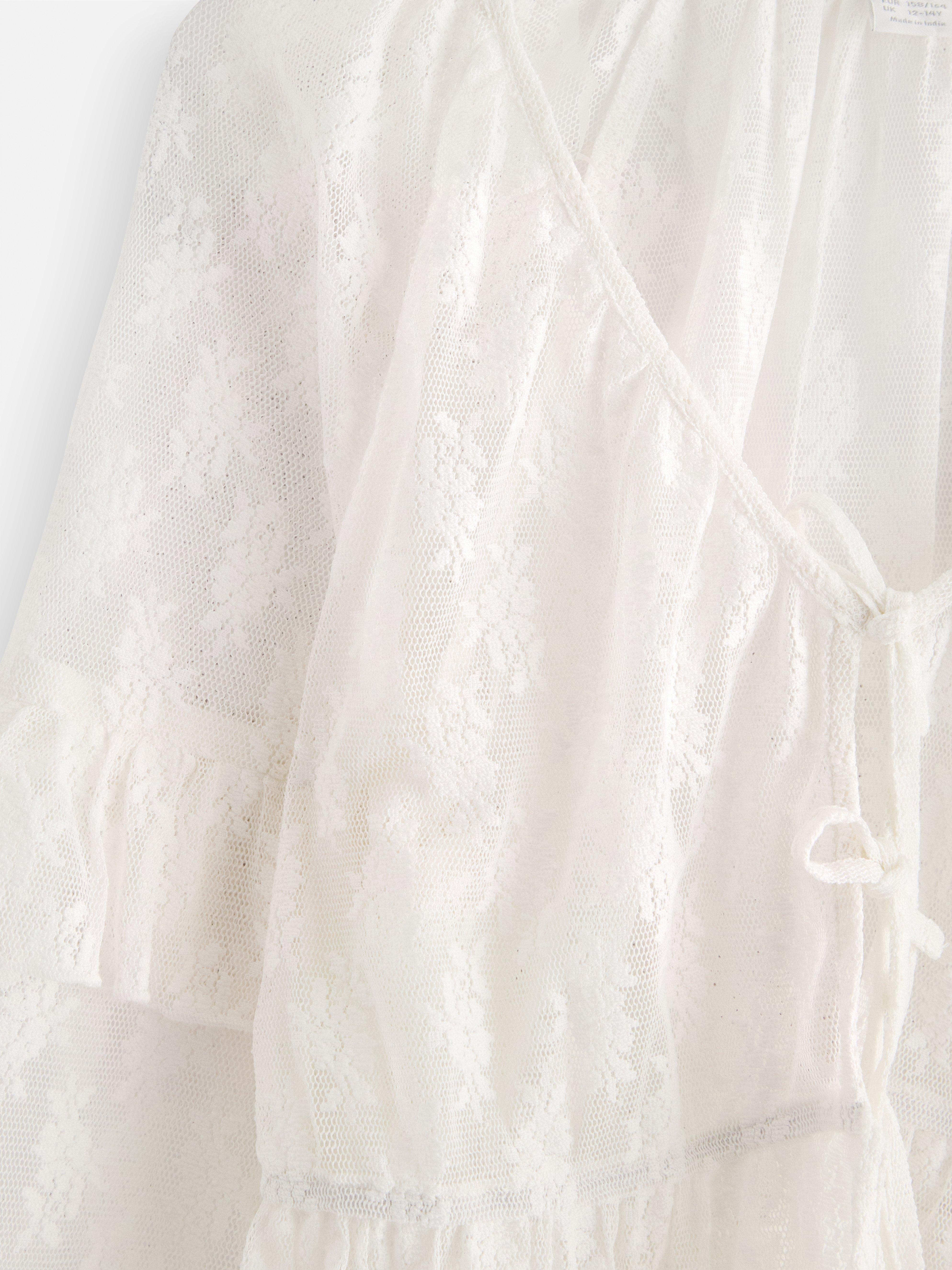 Blusa de renda com babados, cor off-white.