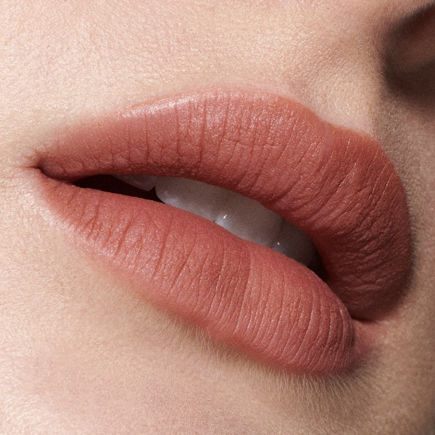 MAC skysti lūpų dažai „Intimate Nudes Powder Kiss“ – 5 ml