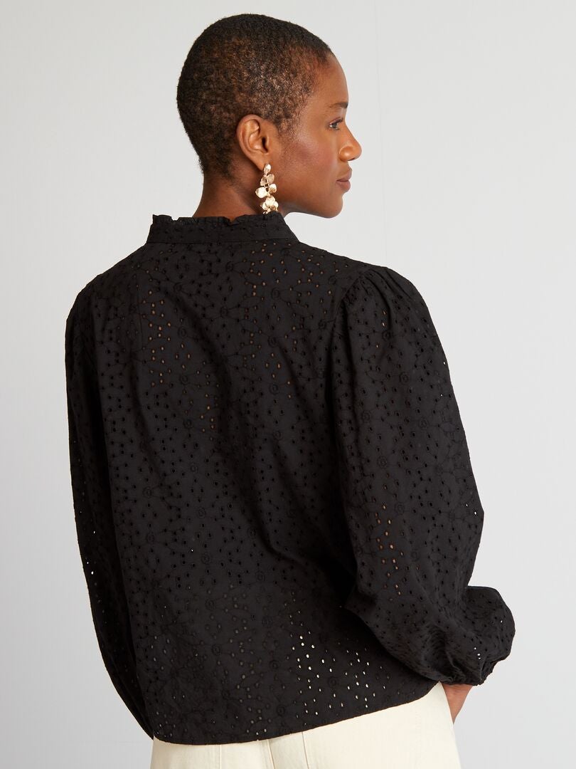 Blusa con escote en V bordada y perforada - negra