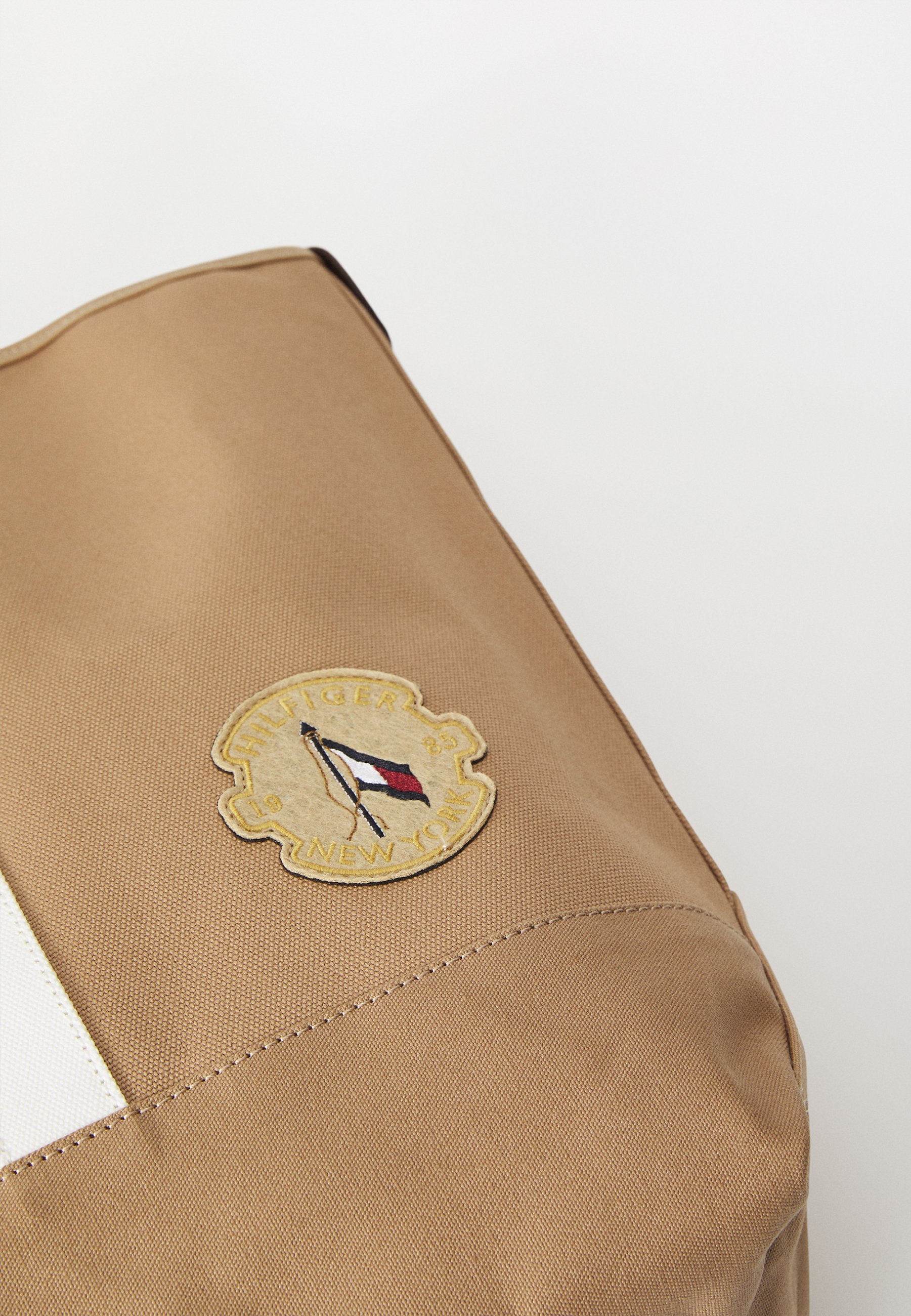 Tommy Hilfiger SUMMER TOTE - Tote bag - safari canvas