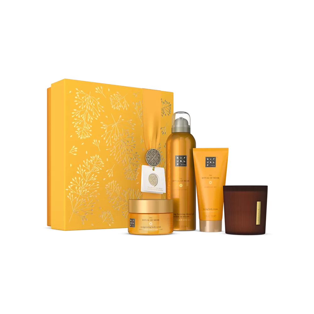 El set de regalo Ritual of Mehr incluye: gel de ducha espumoso M 200 ml, crema corporal 100 ml, exfoliante corporal 125 g y vela aromática 140 g.
