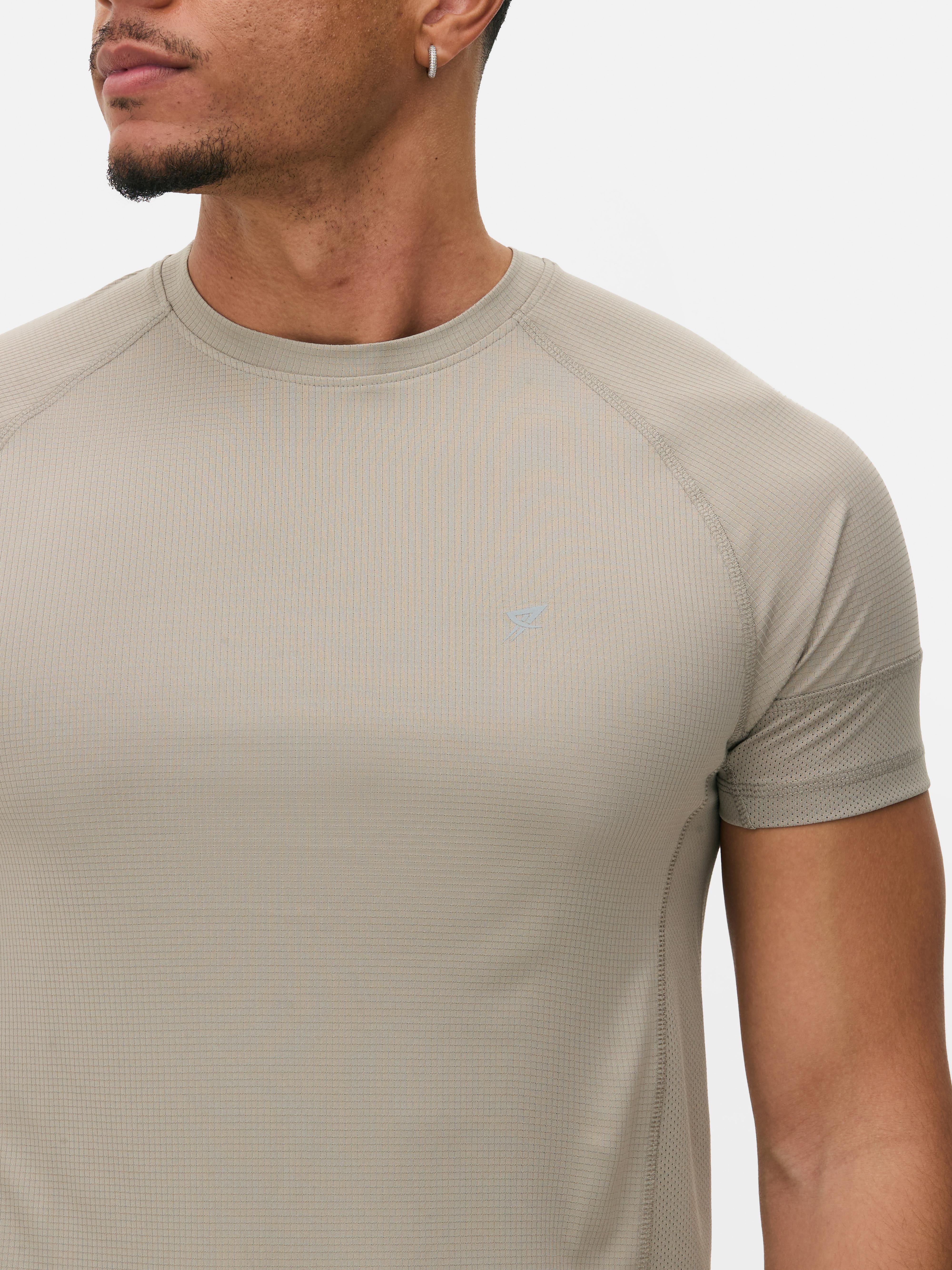 T-shirt de sport à manches courtes. Complétez votre collection de vêtements de sport avec ce t-shirt à col rond, manches courtes et logo réfléchissant.