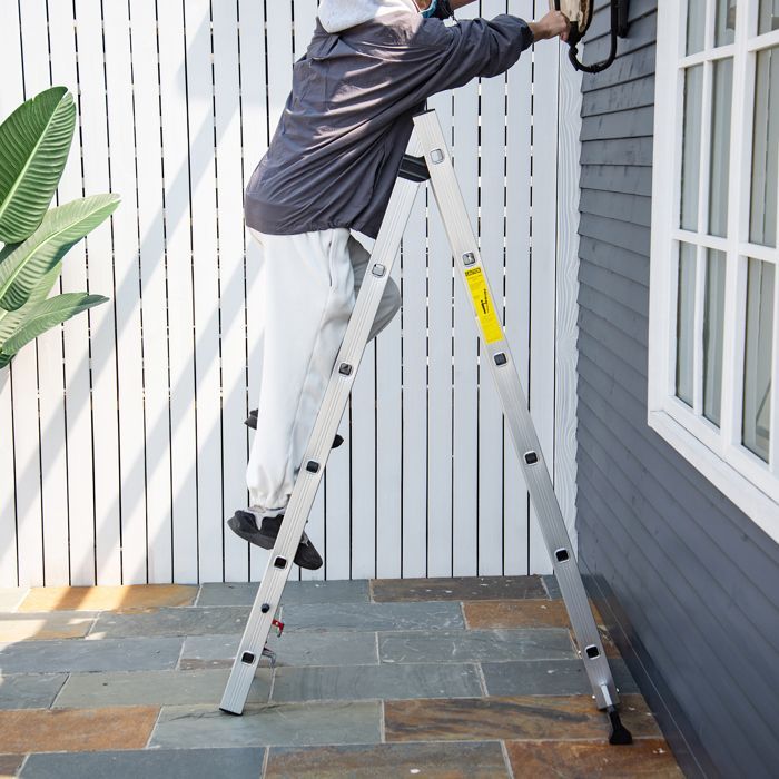 Escalera - HOMCOM - multifuncional de aluminio de 2,5 m - plegable y portátil - patas antideslizantes - carga máxima 150 kg - plateada
