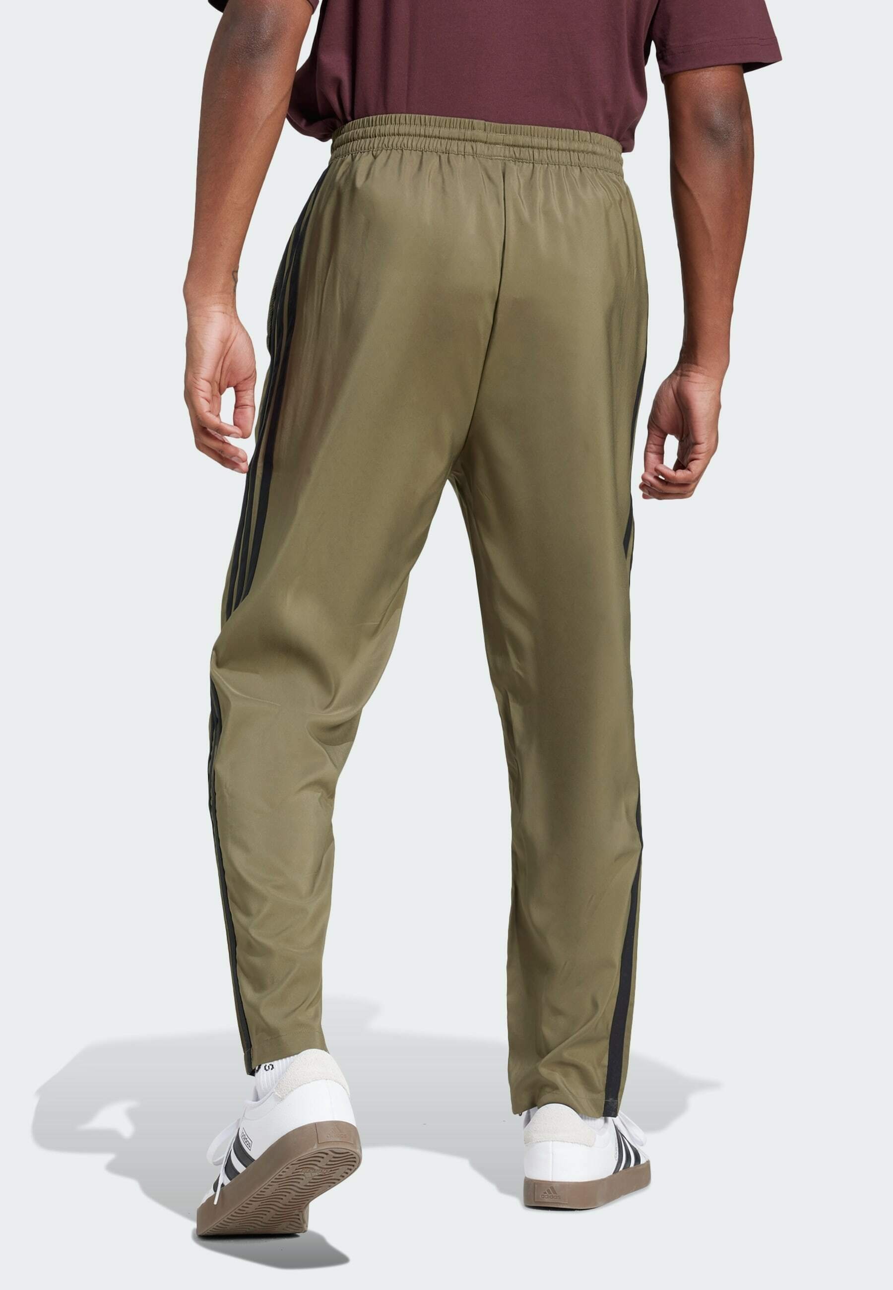 adidas Sportswear ESSENTIALS 3-STRIPES STANFORD OPEN HEM - Spodnie dresowe - oliwkowy strata black